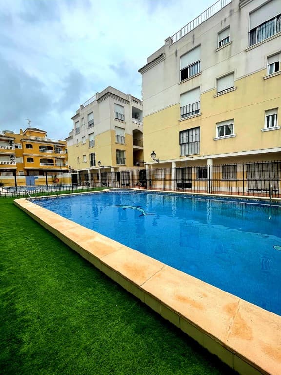 Presentamos en la Costa Blanca de Alicante un apartamento con garaje y piscina comunitaria en Formentura del Segura. ¡2 dormitorios, 2 baños, cocina equipada y 2 terrazas! ¡Cerca de Rojales! ¡A 15 km de Torrevieja!