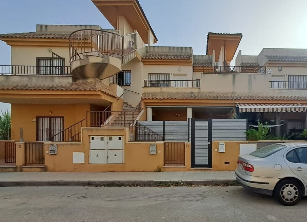 Presentamos en exclusiva en la Costa Blanca de Alicante un bungalow en Benejuzar con 2 dormitorios, baño, cocina americana, patio, terraza y jardín. ¡También cuenta con piscina comunitaria! Al otro lado de la calle hay un parque con zona de juegos infantiles.
