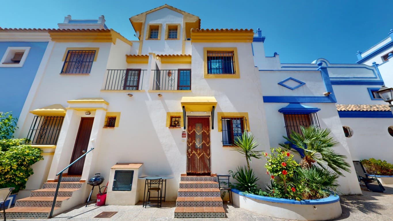 Charming Townhouse for Sale in Señorío de Roda – Just 3.4 km from the Mar Menor BeachesThis colourful and inviting townhouse is located in the heart of the welcoming Señorío de Roda community, near Los Alcazares. The area offers a true Spanish lifestyle with its friendly atmosphere, featuring a local bar, restaurant, convenience store, beauty salon, and various community events held throughout the year.The property itself is spread over three levels. Upon entering, you are welcomed by a cosy living room, dining area and a fully equipped kitchen. On the ground floor, there is also a bathroom with a shower, which is particularly convenient when coming in from the communal swimming pool. The house is fitted with air conditioning and a pellet stove, offering comfort all year round, including during the cooler winter months.Upstairs, the first floor hosts two comfortable bedrooms and a bathroom with a bathtub. The top floor gives access to a private solarium with a jacuzzi, perfect for relaxing in the sun or enjoying warm evenings under the stars.The property is sold fully furnished, including kitchenware, electrical appliances, and even an electric bicycle – everything you need to move in or start renting out right away.Located only 3.4 km from the beaches of the Mar Menor, this property is ideal as a holiday home or full-time residence. Don’t miss the opportunity to view this delightful home – it might just be the one you’ve been looking for.