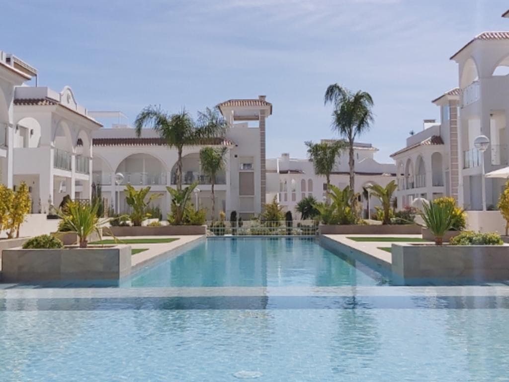 Presentamos en la Costa Blanca de Alicante un precioso ático en la urbanización Alegra de Euromarina en Ciudad Quesada. Este apartamento cuenta con 2 dormitorios, 2 baños, balcón y solárium con vistas despejadas.