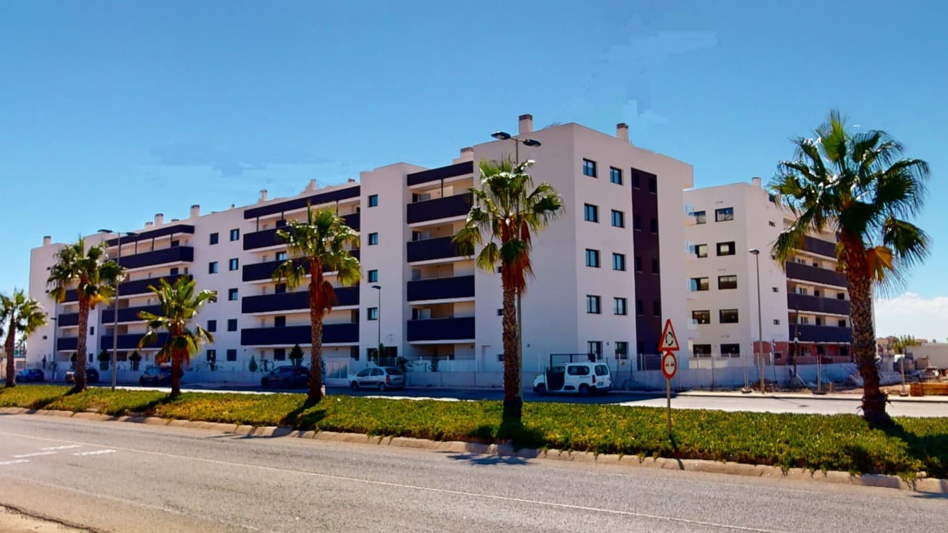 Step into this stylish and recently built penthouse (2023) in sunny Los Alcázares / San Javier and be amazed by the comfort, space, and stunning views. This move-in-ready home features two bedrooms and two modern bathrooms, making it perfect for both permanent living and holiday enjoyment.The open-plan kitchen flows seamlessly into the dining area and cosy living room, which opens onto a spacious south-facing terrace overlooking the beautifully maintained communal pool. A private staircase leads you to the impressive rooftop solarium – a true outdoor living space equipped with a jacuzzi, outdoor kitchen, sun awning, dining area, lounge zone, and a comfortable seating corner. All of this comes with breathtaking panoramic views over the Mar Menor, Roda Golf, and the charming village of Los Alcázares.The location is another major highlight: shops, bars, and restaurants are all within walking distance, and the beach is just a pleasant 2-kilometre stroll away – close enough to enjoy daily, yet far enough to preserve peace and privacy.The apartment is sold fully furnished and comes equipped with air conditioning (hot and cold) for year-round comfort. In the underground garage, you’ll find a private parking space and a spacious storage room. The property is also fitted with solar panels and battery storage, offering a sustainable and energy-efficient living experience.A unique opportunity to own a modern, worry-free penthouse with luxury features, ideally located on the Costa Cálida.
