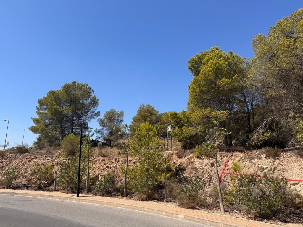 Urban Plots with Stunning Views in Sierra Cortina (Benidorm). We are selling two adjacent urban plots located in the prestigious gated community of Sierra Cortina, just minutes from Benidorm. Each plot allows for the construction of one or two detached villas, offering endless possibilities for development or investment.Plot sizes: 700 m² and 750 m²Buildability: 50%Spectacular panoramic viewsExcellent access and privacyWalking distance to La Marina shopping centre and the train station24-hour security in the urbanizationClose to beaches, golf courses, restaurants, and all servicesWhether you're planning a family home or looking for a high-potential investment, these plots offer the perfect blend of location, convenience, and exclusivity.&128176; Contact us now to arrange a visit or request more information!&127968; Ad 2: Modern Mediterranean Villa with Pool in Sierra CortinaStylish living in one of the Costa Blanca’s most exclusive areas!For sale: a beautiful detached villa located in the sought-after gated community of Sierra Cortina, just minutes from Benidorm and walking distance to La Marina shopping centre and the local train station.Plot: 400 m²Built area: 160.25 m²3 spacious bedroomsPrivate swimming poolHigh-quality finishes and modern Mediterranean designExcellent access and peaceful surroundings24/7 security in the urbanizationClose to beaches, golf, restaurants, and all amenitiesThis villa is perfect for those seeking comfort, privacy, and a privileged location on the Costa Blanca.&127796; Don't miss this opportunity — contact us for more details or a private tour!