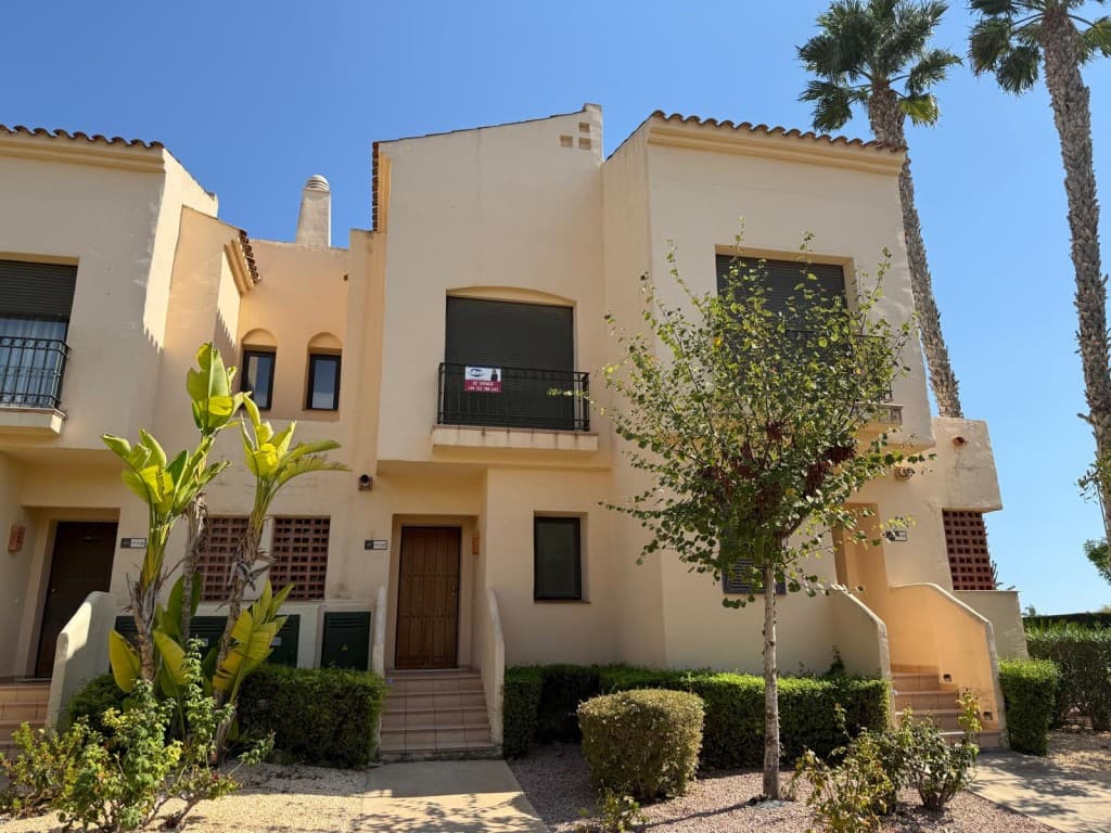 Move-in ready townhouse for sale at Roda Golf Resort – fully furnishedThis charming and beautifully maintained townhouse, located in the peaceful and secure Roda Golf Resort, is a unique opportunity for anyone looking for comfort, quality, and a prime location close to the sea. The property is just 3 kilometres from the beaches of the Mar Menor and is being sold fully furnished, making it an ideal choice as a second home or investment property.Upon entering the house, you step into a bright and spacious open-plan living area that is flooded with natural light thanks to large windows. The living space opens directly onto a lovely terrace, with a staircase leading down to the communal swimming pool, surrounded by greenery and tranquillity. On the ground floor, you will also find a bathroom with a shower, a convenient storage space under the stairs, and a fully equipped kitchen with access to a separate laundry/storage room.Upstairs, there are two generous bedrooms that stand out for their brightness due to large windows. A second bathroom, complete with a bathtub, is also located on this floor. The home features air conditioning and central heating, ensuring year-round comfort regardless of the season.Additionally, the property includes an underground parking space and a spacious private storage room, perfect for bikes, beach gear, or golf equipment.This townhouse perfectly combines space, comfort, and location and is ready for immediate occupancy – an ideal opportunity to enjoy quality living under the Spanish sun.