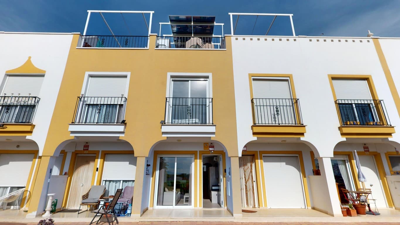This charming townhouse in Santa Rosalia, renovated in 2021, offers a comfortable and bright living environment. The property features three bedrooms and one bathroom, with an additional separate toilet on the ground floor. Thanks to its south-facing orientation, the home enjoys natural light throughout the day and offers beautiful open views over the surrounding fields. The upper-level solarium is the perfect place to relax while taking in the stunning scenery. The house is equipped with ten solar panels and air conditioning for both heating and cooling, ensuring comfort all year round. Residents can also enjoy the communal swimming pool. Located just four kilometres from the Mar Menor beaches and sold fully furnished, this property is an ideal choice for permanent living or as a holiday home.
