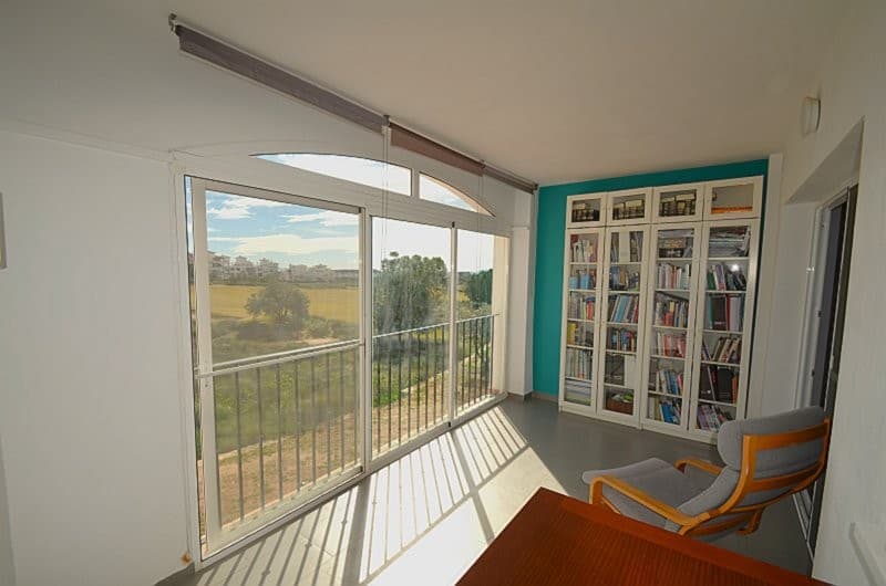 TO-SOVEROMS OG ETT BAD I FORRESTÅENDE GOLFLEILIGHETDenne leiligheten i første etasje ligger i fase 4 av dette 18-hulls golfanlegget designet av Jack Niklaus, og er omtrent ti minutters gange unna feriestedets sentrum med restaurant, bar, supermarked, kafé og de herlige hagene til Riquelme-familiens hacienda, som feriestedet har fått navnet sitt fra.Det er 19 svømmebassenger på feriestedet, og det nærmeste ligger bare et steinkast unna.Leiligheten går inn i stue/spisestue med store skyvedører som fører ut til terrassen, som er inngjerdet med skyvedører som muliggjør bruk året rundt, og flislagt for å matche innsiden av eiendommen.Det er nydelig utsikt over og nedover golfbanen til fjellene i det fjerne.Gangen fører til de to soverommene. Hvert soverom har innebygde doble garderober med skyvedører som gir god plass til oppbevaring og skuffer, samt uavhengige franske balkonger.Kjøkkenet består av en rekke underskap, benkeplater og overskap, og er utstyrt med stekeovn, koketopp, avtrekksvifte, vaskemaskin, oppvaskmaskin og kjøleskap med fryser.Badet består av toalett, bidet, servantskap med servant og speil over. Det er en hjørnedusjkabinett og god plass til å gjøre dette om til en dusjkabinett i full bredde. Det er et av de større baderomsdesignene i eiendommene på Hacienda Riquelme.Denne leiligheten egner seg perfekt for modernisering til en åpen planløsning i amerikansk stil, som vist på «Ombygd leilighet» på nettsiden vår.Den hyggelige og typiske spanske landsbyen Sucina med barer, restauranter og kirketorget ligger bare noen få minutter unna med bil.Murcia internasjonale lufthavn ligger omtrent 20 minutter unna med bil, og Alicante lufthavn ligger omtrent 1 time og 15 minutter unna med bil.De historiske byene Murcia og Cartagena ligger begge omtrent 40 minutter unna med bil.Strendene på Costa Calida langs Middelhavskysten ligger bare en 20-minutters kjøretur unna.Besøk GALLERIET på nettsiden vår for å se bilder av steder å besøke i og utenfor området.