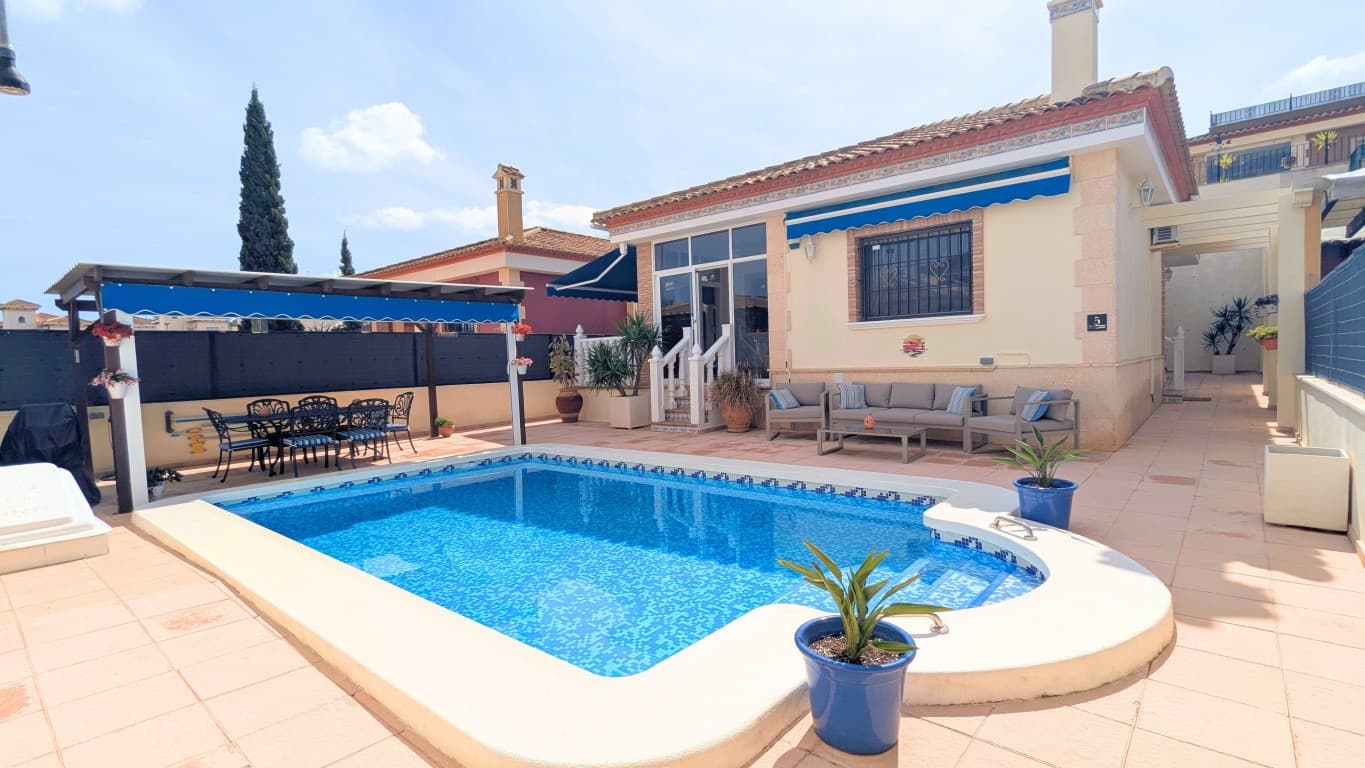 Presentamos este encantador chalet independiente en Bigastro, Alicante – una casa cómoda y bien cuidada ubicada en una urbanización tranquila, perfecta para disfrutar del relajado estilo de vida mediterráneo.La propiedad cuenta con 3 dormitorios y 2 baños , ofreciendo una distribución práctica, ideal para familias, vacaciones o como residencia permanente. El interior incluye una cocina reformada , creando un espacio moderno y funcional para el día a día, mientras que el aire acondicionado en todas las habitaciones garantiza comodidad durante todo el año.En el exterior, la villa ofrece excelentes zonas de estar al aire libre. Encontrará una piscina privada , perfecta para refrescarse durante los cálidos veranos españoles, así como toldos que proporcionan una agradable sombra en los días soleados. Una pérgola para el coche ofrece un cómodo aparcamiento cubierto, y un cobertizo adicional ofrece un práctico espacio de almacenamiento para herramientas, bicicletas o herramientas de jardinería.Situada en una tranquila urbanización residencial , la propiedad ofrece un entorno tranquilo sin dejar de estar a poca distancia de los servicios, tiendas y restaurantes que Bigastro y las áreas circundantes tienen para ofrecer.Esta es una oportunidad fantástica de poseer una villa independiente con piscina privada en una ubicación tranquila en la Costa Blanca, ideal para quienes buscan comodidad, privacidad y vida al aire libre.