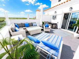 Luksuriøs toppleilighet mot sørvest i Hacienda Riquelme Golf ResortDenne eksepsjonelle, fullstendig oppgraderte toppleiligheten med 2 soverom og 2 bad ligger i det prestisjefylte inngjerdede området Hacienda Riquelme Golf Course med 24-timers sikkerhet , og tilbyr raffinert bolig med fantastisk panoramautsikt over golfbanen, felles svømmebasseng og vakkert anlagte hager.Den lyse, åpne stuen og spisestuen er designet for å maksimere lys og plass, og har moderne belysning, nytt klimaanlegg, radiatorer og store skyvedører i glass som fører sømløst ut til en spektakulær privat terrasse. Med elegante grå fliser av høy kvalitet og stilige utemøbler er dette imponerende rommet perfekt for utendørs servering, gjesteunderholdning eller bare avslapning i solen mens du nyter de fantastiske omgivelsene.Det elegante, moderne, åpne kjøkkenet har blitt oppgradert med hvitevarer av høy kvalitet, noe som tilbyr både eleganse og praktisk innredning.Begge badene har blitt utsøkt modernisert til en høy standard, med dusjkabinett, designer-servantskap, speil og toaletter, og hovedbadet har et luksuriøst eget bad.Den romslige hovedsuiten er vakkert innredet med klimaanlegg, takvifte med integrert belysning, radiator og direkte tilgang via doble dører til en privat balkong foran – idylliske omgivelser for morgenkaffen med fredelig hageutsikt.Gjestesoverommet er like pent presentert, komplett med innebygde skyvegarderober, klimaanlegg, takvifte, radiator og egen tilgang til balkongen, perfekt egnet for gjester eller familie.Fullt møblert, nøkkelklart hjem – bare ta med kofferten.Ytterligere funksjoner inkluderer en underjordisk parkeringsplass med fjernstyrt tilgang og privat bod.Ideell beliggenhet bare en kort spasertur fra stedets restaurant, supermarked og kafé, og bare 5 minutter fra den sjarmerende landsbyen Sucina med sitt brede utvalg av fasiliteter. Eiendommen ligger også bare 20 minutter fra Corvera lufthavn og er perfekt plassert for å utforske Costa Cálida, inkludert de historiske byene Murcia og Cartagena, og de vakre strendene ved Mar Menor.En virkelig enestående toppleilighet som tilbyr luksus, komfort og en misunnelsesverdig livsstil i et av regionens mest ettertraktede golfanlegg.