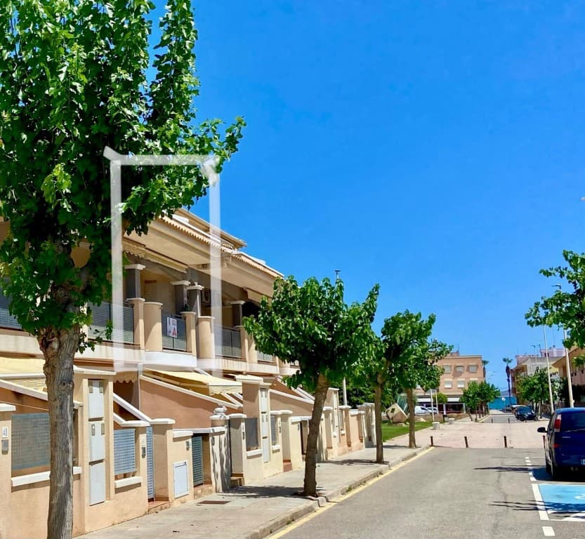 Discover this beautiful property in a prime location in Los Alcázares, just 300 meters from the sea – perfect for enjoying sun, sea, and comfort.The home was fully renovated in 2024, featuring a complete interior upgrade that combines modern style with high-quality finishes. It offers 3 bedrooms and 2 stylish bathrooms, making it ideal for families or hosting guests. Located on the first floor and spread over two levels, the property provides a pleasant layout with plenty of natural light.Upon reaching the first floor via the stairs, you will find an additional living area with a sofa bed, creating a flexible space for relaxation or extra guests. Each level also features its own south-facing terrace, allowing you to enjoy the sun throughout the day.The stunning open-plan kitchen forms the heart of the home and connects seamlessly with the main living area. For added comfort, there is air conditioning in the living room and kitchen.In addition, the property includes an underground parking space with a private storage room, providing extra convenience and space.All amenities such as shops, bars, restaurants, and the beach are within walking distance. The popular Los Alcázares strip, known for its vibrant selection of bars and restaurants, is just 500 meters away. This property offers a perfect combination of location, comfort, and quality of life.