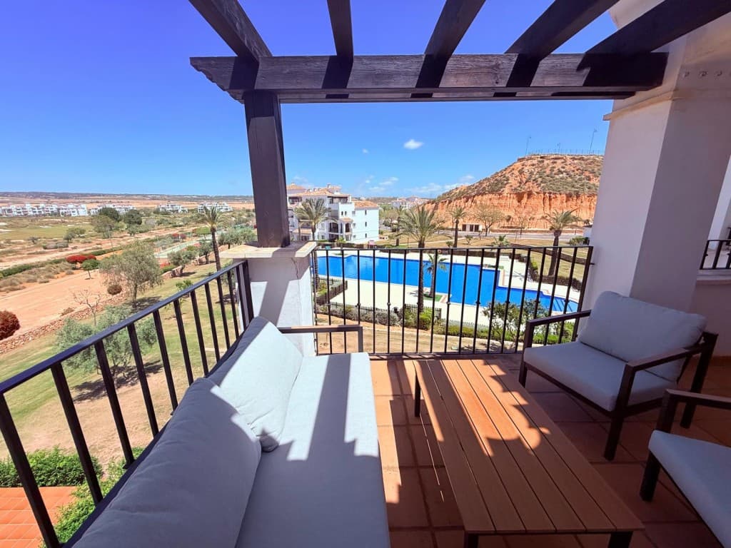 Til salgs – Ferieleilighet med 2 soverom og 1 bad i Hacienda Riquelme Golf Resort, Costa CálidaEn utmerket mulighet til å eie en nydelig leilighet i andre etasje i det svært attraktive Hacienda Riquelme Golf Resort, som ligger i den solfylte Costa Cálida-regionen i Spania.Denne lyse eiendommen er perfekt som feriehus, utleieinvestering eller permanent bolig, og tilbyr komfort, sikkerhet og fantastiske omgivelser.Eiendommens høydepunkter:Lys og romslig stue/spisestueFullt utstyrt kjøkken med moderne hvitevarer2 x Komfortable soverom med innebygde garderoberPrivat terrasse/balkong med åpen utsikt over svømmebassenget og hageneKlimaanlegg og høyhastighetsinternettHalvt overbygd, halvåpen terrasse, ideell for avslapning, bespisning eller å nyte en god bokPrivat parkeringsplass under bakken med egen bodFeriestedets fasiliteter:Den kjente 18-hulls Jack Nicklaus-golfbanen19 felles svømmebassengerKlubbhus med bar og restaurantSupermarked på stedet24-timers inngjerdet sikkerhetFørsteklasses beliggenhet: Ideell beliggenhet i Costa Cálida, bare en kort kjøretur fra vakre middelhavsstrender, lokale byer, restauranter og Murcia internasjonale lufthavn.Hvorfor kjøpe her&8364;Over 300 soldager årligSterkt utleiepotensialFredelig og trygt miljøUtmerket valuta for pengeneDette er en fantastisk mulighet til å investere i et ettertraktet feriested i en av Spanias mest attraktive kystregioner.
