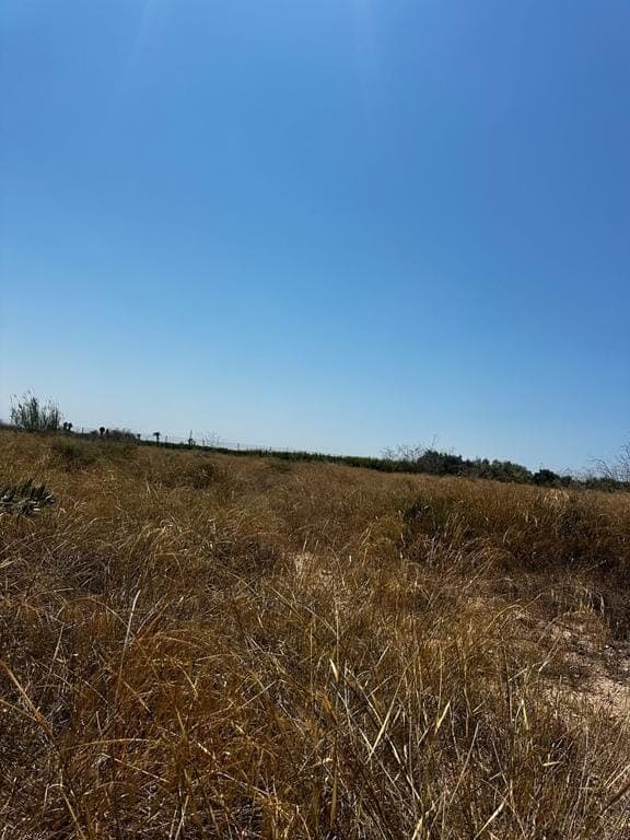 Exclusive Plot for Sale in Valverde, Elche. Ontdek een uitzonderlijke investeringskans in de prestigieuze wijk Valverde, een van de meest gewilde woonlocaties in Elche. Dit exclusieve perceel van 10.657 m² combineert ruimte, rust en een strategische ligging met een uitstekend ontwikkelingspotentieel.Ideaal gelegen ten opzichte van Elche, Santa Pola en de luchthaven van Alicante, biedt dit perceel de perfecte locatie voor een luxe woonproject of een exclusieve privé-ontwikkeling. Een architectonisch ontwerp is reeds aanwezig, dat het volledige potentieel van het terrein laat zien en uw visie werkelijkheid laat worden.Belangrijkste kenmerkenPerceeloppervlakte: 10.657 m²Toplocatie in het hart van ValverdeRustige en groene omgevingHet bestaande architectuurproject omvatteUitstekend investerings- en groeipotentieelGemakkelijke toegang tot de kust, de stad en de luchthaven.Dit unieke object biedt een zeldzame combinatie van exclusiviteit, locatie en waarde op lange termijn, ideaal voor visionaire investeerders en projectontwikkelaars.Heeft u interesse in dit exclusieve perceel&8364; Neem vandaag nog contact met ons op voor meer informatie of om een &8203;&8203;bezichtiging te regelen.