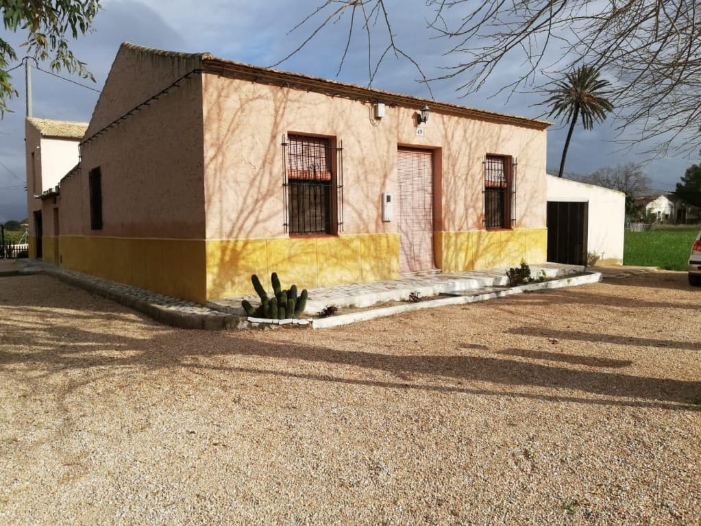 Esta maravillosa Finca de 208 metros cuadrados en una parcela muy grande de 20,000 metros cuadrados se encuentra en una de las zonas más tranquilas de Callosa del Segura.La casa tiene un gran jardín de 20,000 metros cuadrados con la posibilidad de hacer una gran piscina privada. Al ingresar a la casa encontrará una acogedora sala de estar y comedor con chimenea de piedra, una gran cocina independiente totalmente equipada con todos los electrodomésticos incluidos, otra gran sala de estar, 4 amplios dormitorios y un baño con ducha.La casa también cuenta con un gran solarium privado, un amplio garaje con capacidad para estacionar dos vehículos y un gran trastero que también podría usarse como un segundo garaje o un gran almacén.