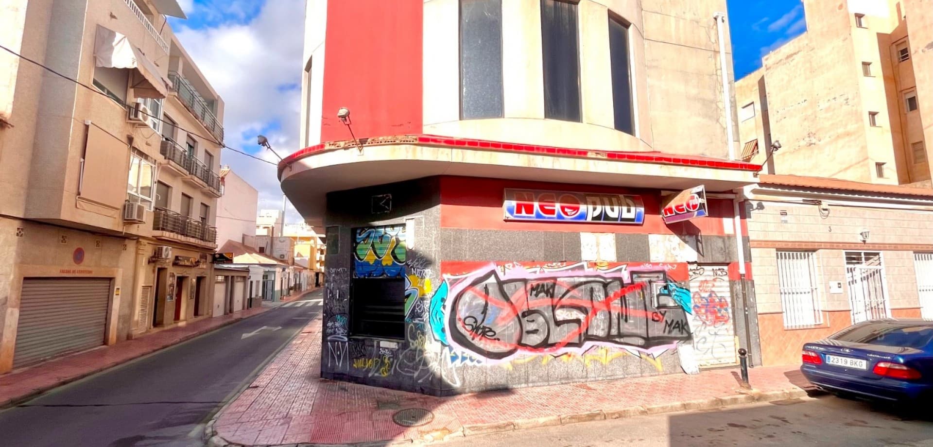 

Increíble oportunidad de inversión que consta de un gran local comercial distribuido en tres plantas.

 ¡La propiedad se puede dividir en varias unidades comerciales para obtener un alto ingreso de alquiler mensual o convertirla en propiedades residenciales para revender/alquilar con un retorno de la inversión muy alto!

¡Reserve su visita hoy para apreciar plenamente esta rara oportunidad!