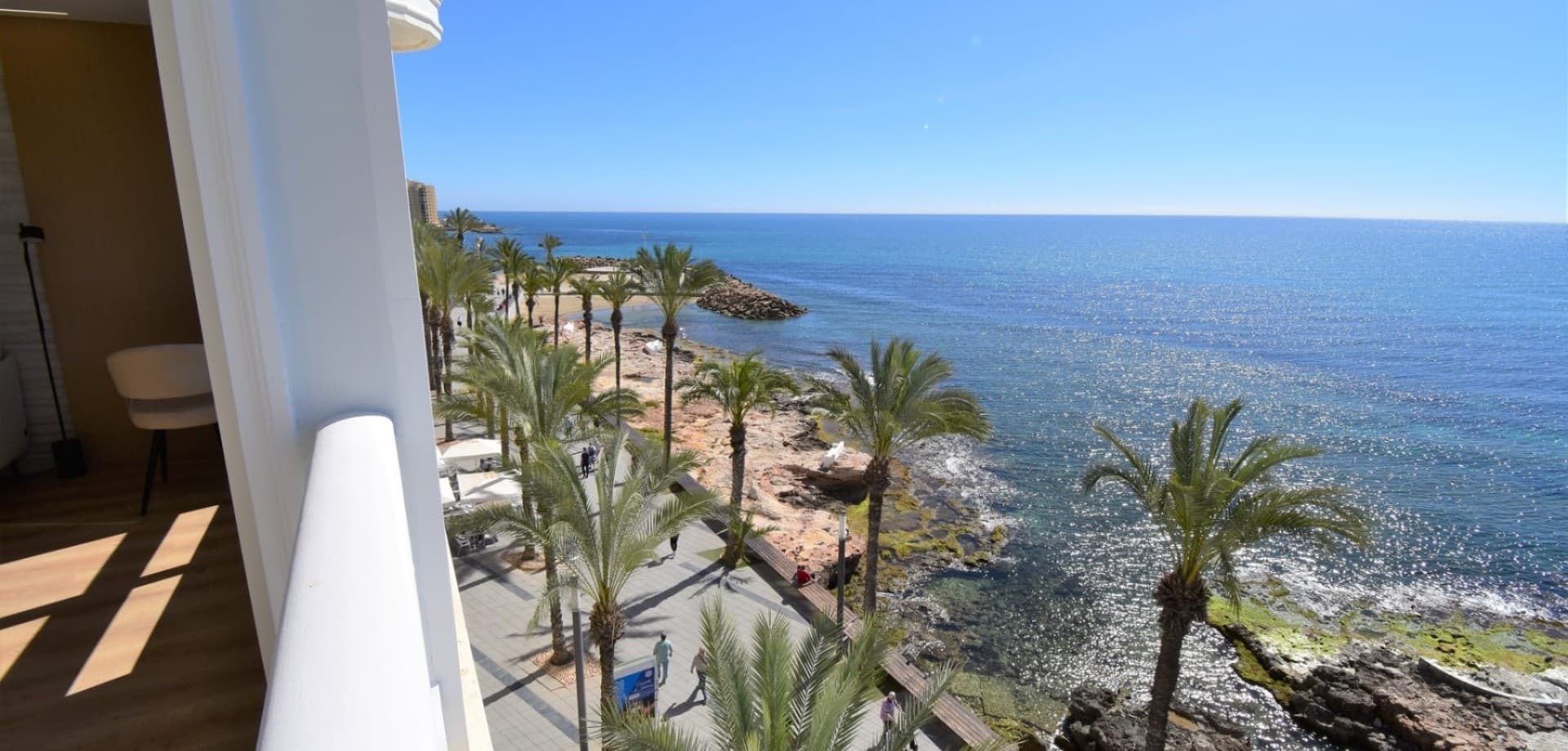 EXCLUSIVA PRIMERA LÍNEA DE MAR EN PASEO JUAN APARICIO, A ESTRENAR!Primerísima línea DE LUJO A ESTRENAR en paseo Juan Aparicio, con vistas al mar inmejorables.La vivienda cuenta con amplios espacios interiores, conformada por cocina, salón y comedor, todo en una amplia zona donde prima el diseño y las primeras calidades.La propiedad consta de : 3 Dormitorios , 2 Baños completos , Cocina completamente equipada de primeras calidades y con Orientacion sur , donde tendrás sol todo el día.Tiene 110 m2 de Vivienda en 4ª plantaSe vende amueblado y con electrodomésticos.Trastero Incluido en el precio .La propiedad esta situada en el centro de Torrevieja , cerca de todo los serviciosIBI: 390€/ AñoCOMUNIDAD: 400€/ Semestral