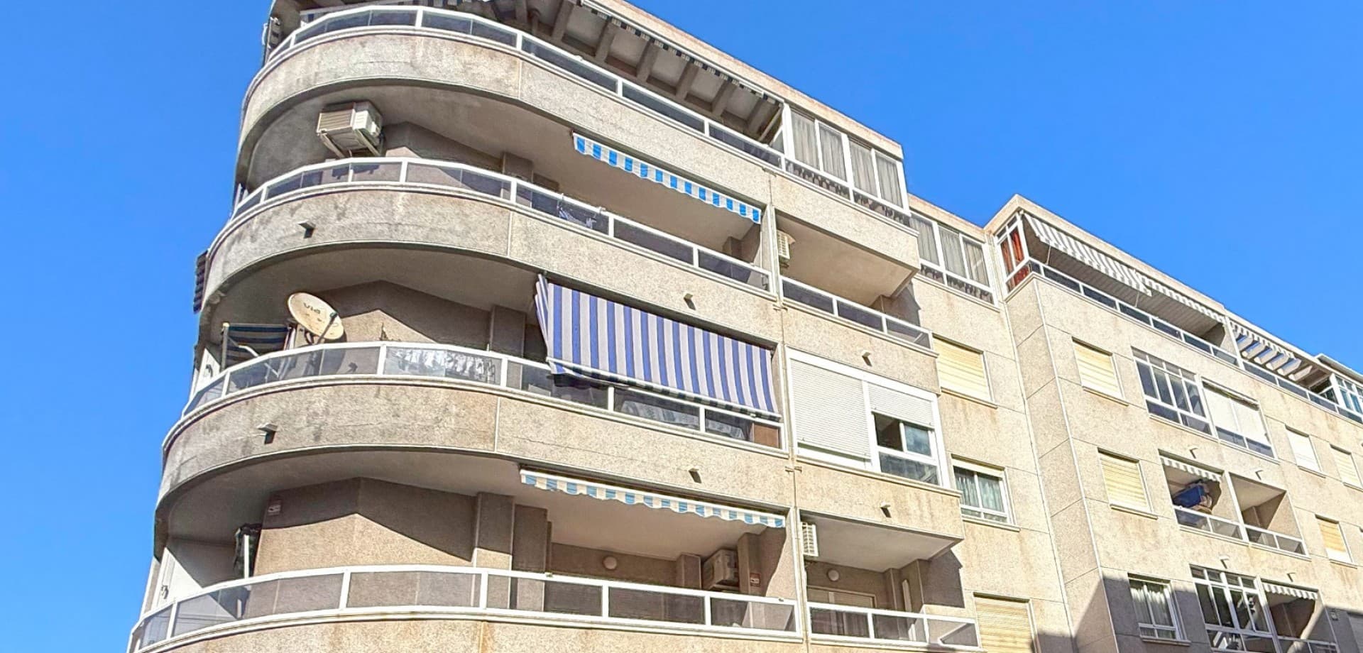Este encantador apartamento de dos dormitorios y un baño ofrece 65m² de espacio habitable en el corazón de Torrevieja, lo que lo convierte en una opción ideal para quienes desean disfrutar del vibrante estilo de vida costero. A solo 10 minutos a pie de Playa del Cura, una de las playas más populares de la zona, esta propiedad es perfecta para los amantes del mar que buscan estar cerca de la costa y contar con tiendas, bares, restaurantes y supermercados a pocos pasos.

Ya sea que busques una residencia permanente, una casa de vacaciones o una inversión inteligente, este apartamento listo para mudarse ofrece una experiencia sin complicaciones desde el primer día. Su distribución bien diseñada garantiza un ambiente luminoso y acogedor, perfecto para relajarse o recibir invitados.

Con su excelente ubicación céntrica, fácil acceso a todos los servicios y proximidad a la playa, esta propiedad representa una oportunidad única para disfrutar lo mejor de Torrevieja. ¡No pierdas la oportunidad de tener un hogar en una de las zonas más deseadas de la Costa Blanca!