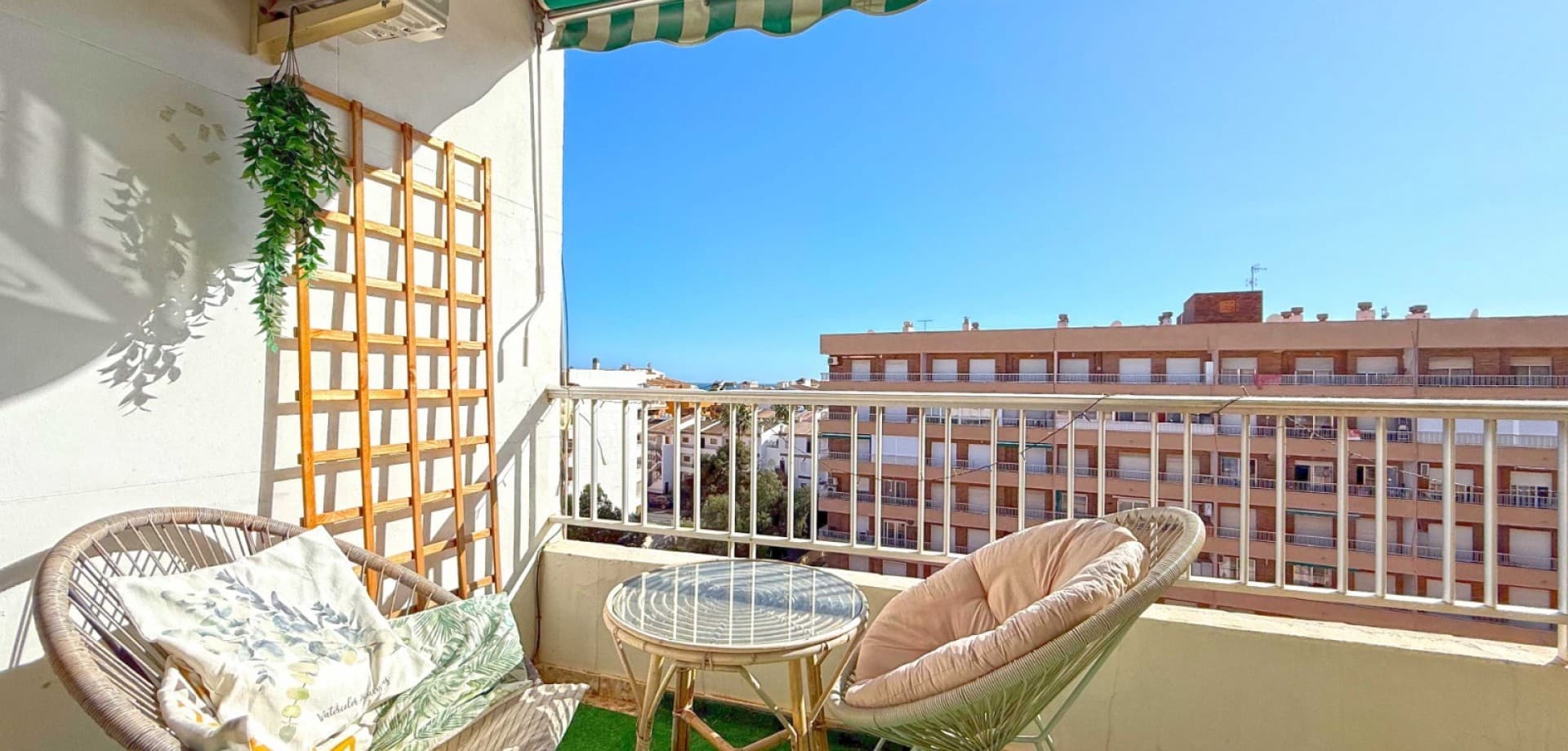 Este luminoso y moderno ático en Punta Prima ofrece impresionantes vistas al mar desde su amplia terraza orientada al sur. Situado en la 6ª planta, disfruta de una abundante luz natural y un ambiente costero tranquilo.

El apartamento cuenta con 2 dormitorios, 2 baños, un elegante salón de concepto abierto y una cocina totalmente equipada. Se vende amueblado e incluye aire acondicionado para mayor comodidad durante todo el año.

Los residentes tienen acceso a una cuidada piscina comunitaria y a la comodidad de un aparcamiento subterráneo. Con la playa a pocos pasos y todos los servicios cerca, es una excelente oportunidad tanto para vivir todo el año como para inversión.

Contáctenos para organizar una visita.