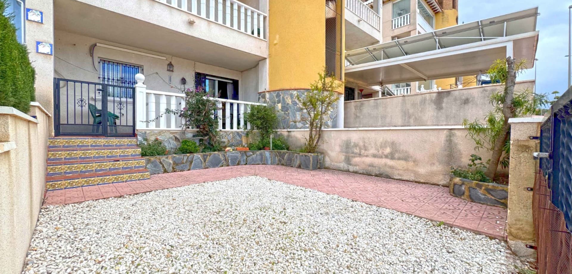 Este precioso apartamento en planta baja de 2 dormitorios y 1 baño está listo para entrar a vivir, ofreciendo una combinación perfecta de comodidad y conveniencia. Ubicado en la codiciada zona de Villamartín - Las Filipinas, es ideal como residencia vacacional, inversión o vivienda permanente.





Totalmente amueblado y listo para entrar





Amplio espacio exterior con jardín delantero, patio y terraza





Plaza de aparcamiento privada incluida





Piscina comunitaria rodeada de amplias zonas verdes





Armarios empotrados y trastero adicional





Aire acondicionado y calefacción individual





Orientación oeste para disfrutar de la luz natural y preciosos atardeceres





Ubicación privilegiada:





A 6 km de la playa de La Zenia





Cerca del centro comercial La Zenia Boulevard





Próximo al Club de Golf Campoamor y muchas opciones de ocio





Una oportunidad excepcional en una ubicación fantástica. Contáctanos para más información o para concertar una visita.