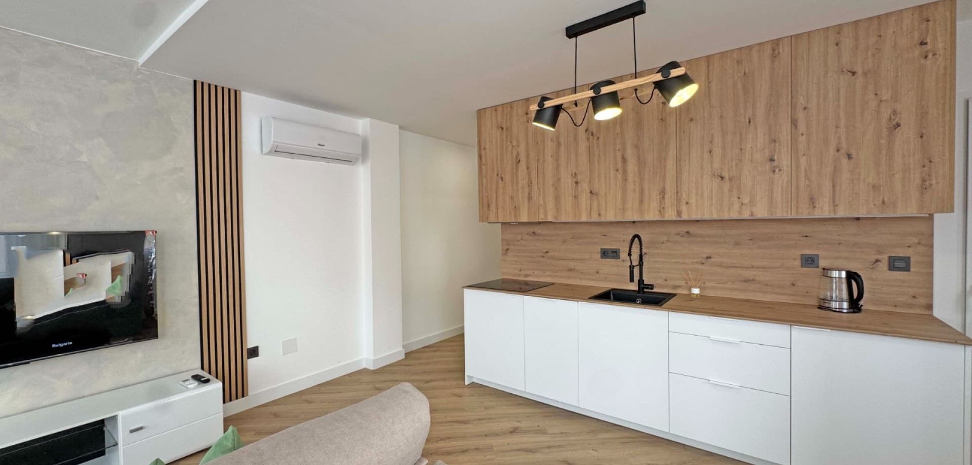 Descubre este elegante apartamento listo para entrar a vivir en el corazón del centro de Torrevieja, ideal para vivir todo el año, como segunda residencia o como inversión inteligente en la Costa Blanca.

Ubicado en la cuarta planta de un edificio bien cuidado con ascensor, esta vivienda orientada al este ofrece mucha luz natural, una distribución generosa y excelentes zonas comunes. Con 77 m² construidos, el apartamento cuenta con dos dormitorios dobles con armarios empotrados, un baño completo, un amplio y luminoso salón-comedor y una cocina totalmente equipada con acabados modernos. También dispone de aire acondicionado, techos altos y materiales de calidad en toda la vivienda. Construido en 2002, el apartamento se encuentra en excelente estado y adaptado para personas con movilidad reducida.

Los residentes disfrutan de una piscina comunitaria y la opción de adquirir una plaza de garaje en el mismo edificio.

La ubicación es inmejorable, en el centro de Torrevieja, con todos los servicios a pocos pasos: tiendas, supermercados, cafeterías, transporte público, colegios, centros médicos, parques y la playa.

Este apartamento ofrece una combinación ideal de comodidad, ubicación y estilo de vida costero. Ya sea como vivienda habitual, casa de vacaciones o inversión, esta es una oportunidad fantástica en una de las zonas más demandadas de la Costa Blanca.

Listo para entrar a vivir. Contáctanos hoy para concertar una visita.