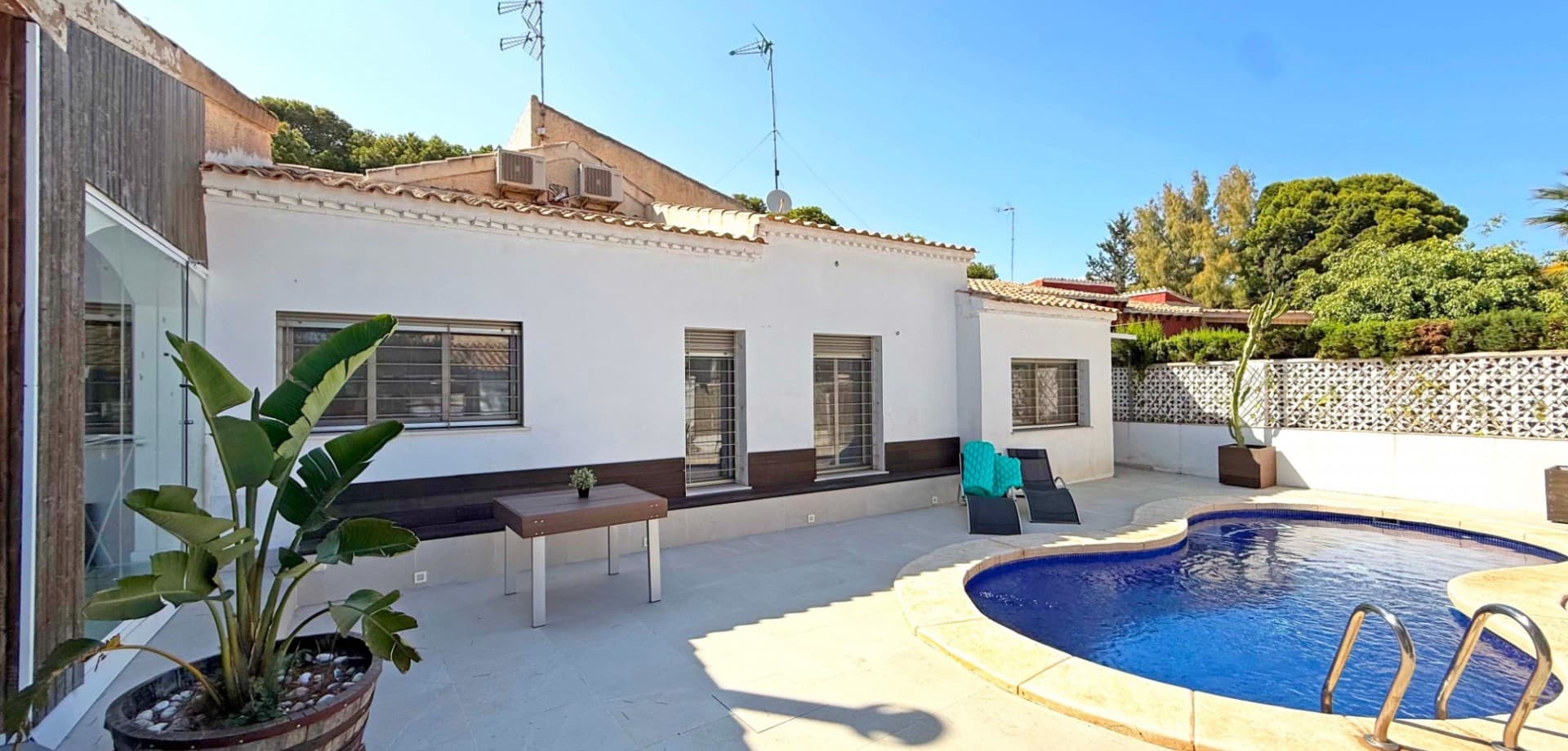 Ubicada en la codiciada zona de Punta Prima, esta villa orientada al sur se encuentra en una amplia parcela y ofrece la combinación perfecta de privacidad, confort y vida costera. Dispone de piscina privada, aparcamiento y un amplio invernadero con vistas a la piscina, ideal para disfrutar durante todo el año.

El interior cuenta con una luminosa zona de estar de concepto abierto y cocina renovada. A solo unos pasos de la playa y cerca de todos los servicios.Con licencia turística en vigor, esta propiedad es también una excelente oportunidad de inversión en la Costa Blanca.

