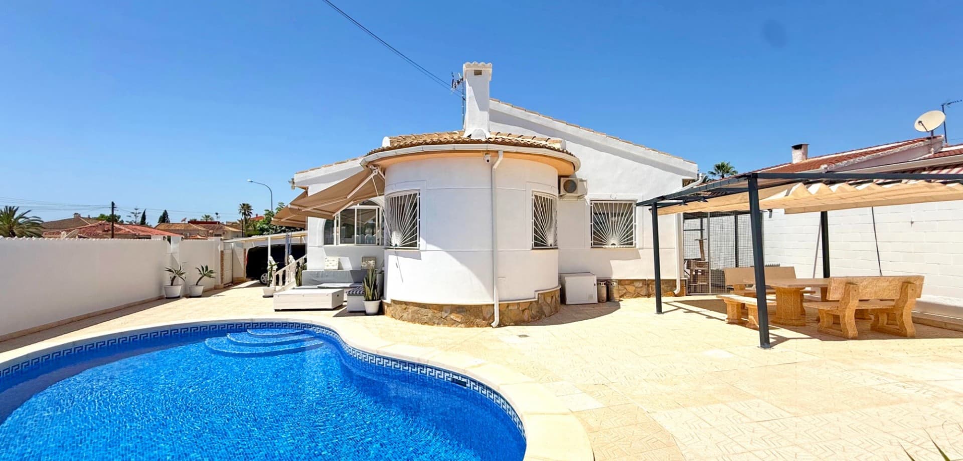 Discover this delightful Mediterranean-style villa, ideally located on a large 480 m² corner plot in the sought-after area of Ciudad Quesada. Offering privacy, space, and traditional charm, this home is perfect for year-round living, a holiday retreat, or investment.

With a total built area of 128 m², the property features 3 bedrooms, 2 bathrooms, and a guest toilet. One of the bedrooms is an independent studio with en-suite bathroom, ideal for guests or rental use, accessed via an exterior staircase.

The interior boasts a bright living room with fireplace, separate kitchen with utility room, and southeast orientation for optimal sunlight. The home is sold fully furnished, ready to move into.

Outside, enjoy a private pool, covered parking, and a generous garden area complete with a pergola, ideal for dining and relaxing outdoors.

Property Highlights:





3 bedrooms (including 1 independent studio)





2 bathrooms + 1 guest toilet





128 m² built area





480 m² corner plot





Separate kitchen with utility room





Southeast orientation





Private swimming pool





Covered parking





Sold furnished





Built in 1989





IBI: €370/year





Prime Location:





3 minutes to the center of Ciudad Quesada (shops, bars, restaurants, supermarkets)





10 minutes to the beaches of Guardamar del Segura





10 minutes to Habaneras Shopping Center (Torrevieja)





25 minutes to Alicante International Airport