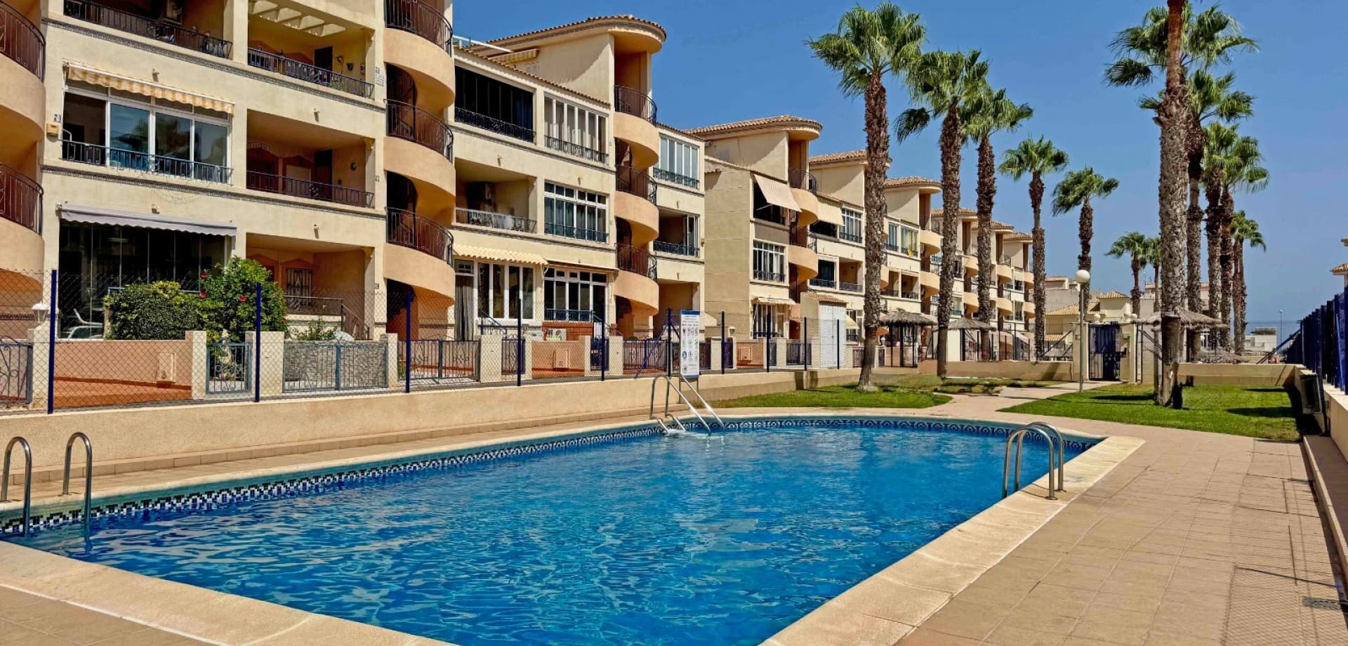 Ubicado en la codiciada zona de Los Altos, Orihuela Costa, este apartamento en primera planta y orientación esquina ofrece sol todo el día, vistas tranquilas a zonas verdes y acceso a dos piscinas comunitarias bien cuidadas.

La propiedad cuenta con aproximadamente 72 m² de superficie construida, incluida una terraza acristalada de 12 m², ideal para relajarse o cenar cómodamente durante todo el año.

En el interior, el apartamento ofrece 2 dormitorios, 1 baño y una distribución luminosa de estilo abierto con mobiliario de diseño y acabados modernos.

Incluido en la venta:





Aire acondicionado





Smart TV





Lavavajillas





Lavadora





Frigorífico





Colchones nuevos





Muebles de diseño





Iluminación LED ambiental





Armarios empotrados y espejos





Ubicado en una comunidad que admite mascotas con parque para perros cercano, y a pocos pasos de supermercados, cafeterías y restaurantes, combina comodidad y estilo de vida mediterráneo relajado.

Propiedad lista para entrar a vivir, ideal como vivienda permanente, casa vacacional o inversión para alquiler.

Contáctenos hoy para concertar una visita privada.