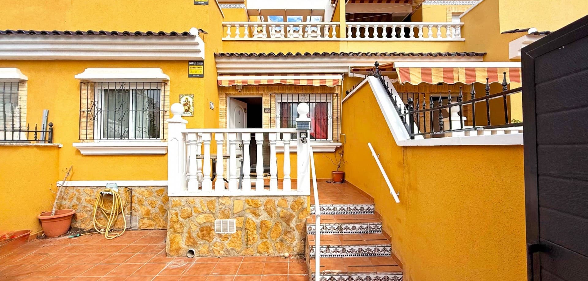 Discover this well-maintained 3-bedroom, 2-bathroom townhouse, ideally located in a peaceful residential area of Torrevieja. Offering both comfort and convenience, this home is just minutes from the Habaneras shopping center, supermarkets, restaurants, and the vibrant town center—yet set in a quiet location perfect for year-round living or holiday escapes.

The property features a bright and spacious layout with a ground floor terrace ideal for outdoor dining, and a private rooftop solarium where you can enjoy panoramic views of the famous pink salt lake. Air conditioning throughout ensures comfort in every season, and residents have access to a well-kept communal pool for refreshing swims.

Whether you're looking for a permanent home, a holiday retreat, or an investment with excellent rental potential, this property ticks all the boxes.

Key Features:





3 bedrooms, 2 bathrooms





Rooftop solarium with pink lake views





Ground floor terrace





Quiet yet central location





Close to Habaneras shopping center & Torrevieja town





Communal swimming pool





Air conditioning throughout