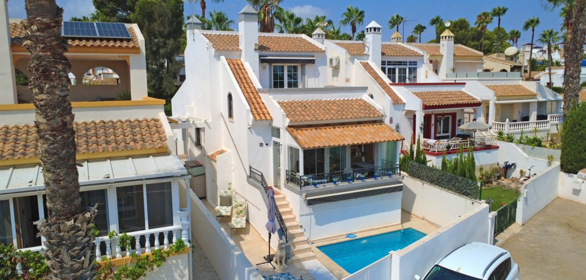 This beautifully maintained villa has been thoughtfully reformed into a 2/3-bedroom home, offering the perfect blend of comfort and style. The property features a private pool, three bathrooms (two of which are en-suite), a spacious kitchen-diner, and a large lounge with direct access to a balcony that overlooks the pool. The balcony can be enclosed with glass curtains, making it ideal for year-round enjoyment.

The guest bedroom opens onto a private patio, also fitted with glass curtains, while the master bedroom boasts a generous solarium with stunning sea views. Additional highlights include air conditioning throughout, optional central heating, two large storage rooms, and an excellent location in a quiet and private area of Villamartin. All this just a short walk from the famous Villamartin Plaza and the golf course.