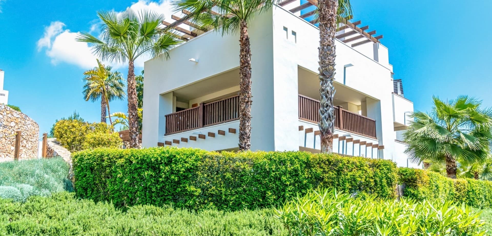 

Located in the prestigious Encina Community at Las Colinas Golf & Country Club, this spacious first-floor corner apartment offers a perfect combination of comfort, style, and convenience.

With 145 m² of bright living space and generous terraces, this home is designed for seamless indoor-outdoor living. Its optimal south, east, and west orientation ensures natural light all day long, making it ideal for both year-round living and holidays.

The apartment features 3 bedrooms, 2 bathrooms, and a fully equipped kitchen, all finished to premium standards. Recently upgraded with a modern, energy-efficient air conditioning system, the property is move-in ready.

Direct access from the private parking space makes daily living effortless—no stairs or lifts required. Situated within the most established community in Las Colinas, residents enjoy mature landscaping, quiet surroundings, 24h security, and two resort-style swimming pools.

This property represents an excellent opportunity to own a high-quality home in one of Costa Blanca’s most sought-after golf resorts.