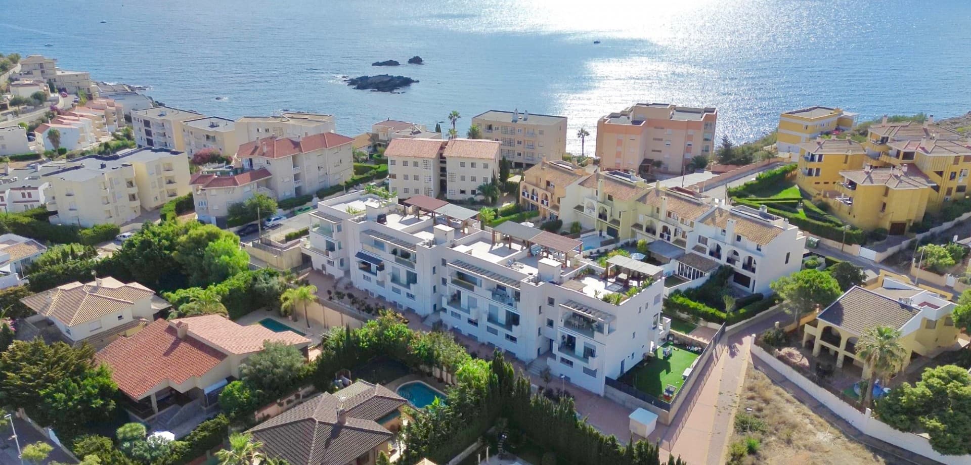 Descubra un hogar verdaderamente único en el corazón de Cabo de Palos, ubicado en un complejo moderno construido en 2021. Este elegante apartamento combina comodidad contemporánea con acabados exclusivos, ofreciendo un estilo de vida a solo unos pasos de la playa.

La propiedad cuenta con 3 amplios dormitorios y 2 baños elegantes, diseñados con gran atención al detalle. Dos balcones privados permiten disfrutar de diferentes perspectivas: uno con vistas a la piscina comunitaria y un destello del Mediterráneo, y otro que captura la luz de la mañana o de la tarde.

En el interior destacan los acabados exclusivos en madera de castaño, un detalle poco común que aporta calidez y sofisticación. Un lujoso jacuzzi invita a relajarse, mientras que el aire acondicionado garantiza confort todo el año.

Para mayor comodidad, la vivienda incluye un doble garaje subterráneo, que ofrece aparcamiento seguro y espacio adicional de almacenamiento.

Perfectamente situado a un corto paseo de la playa, tiendas y restaurantes, este apartamento ofrece la combinación ideal de conveniencia, lujo y vida costera.