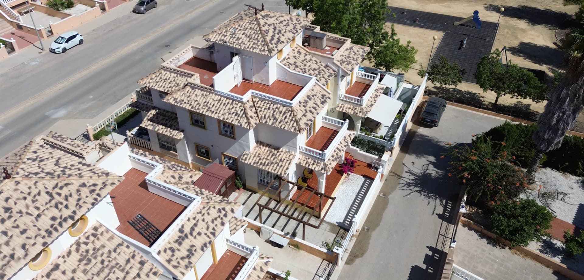 Descubre este adosado recién reformado en la codiciada zona de Cabo Roig, Orihuela Costa. Con 80 m² construidos y un jardín privado de 60 m², la vivienda ofrece 3 dormitorios con armarios empotrados, 2 baños modernos, terraza, solárium y un luminoso salón con aire acondicionado.Se entrega parcialmente amueblado con electrodomésticos, además cuenta con aparcamiento privado, trastero y acceso a una atractiva piscina comunitaria.Una propiedad elegante y lista para entrar a vivir, cerca de playas, tiendas y restaurantes, ideal como residencia o inversión.