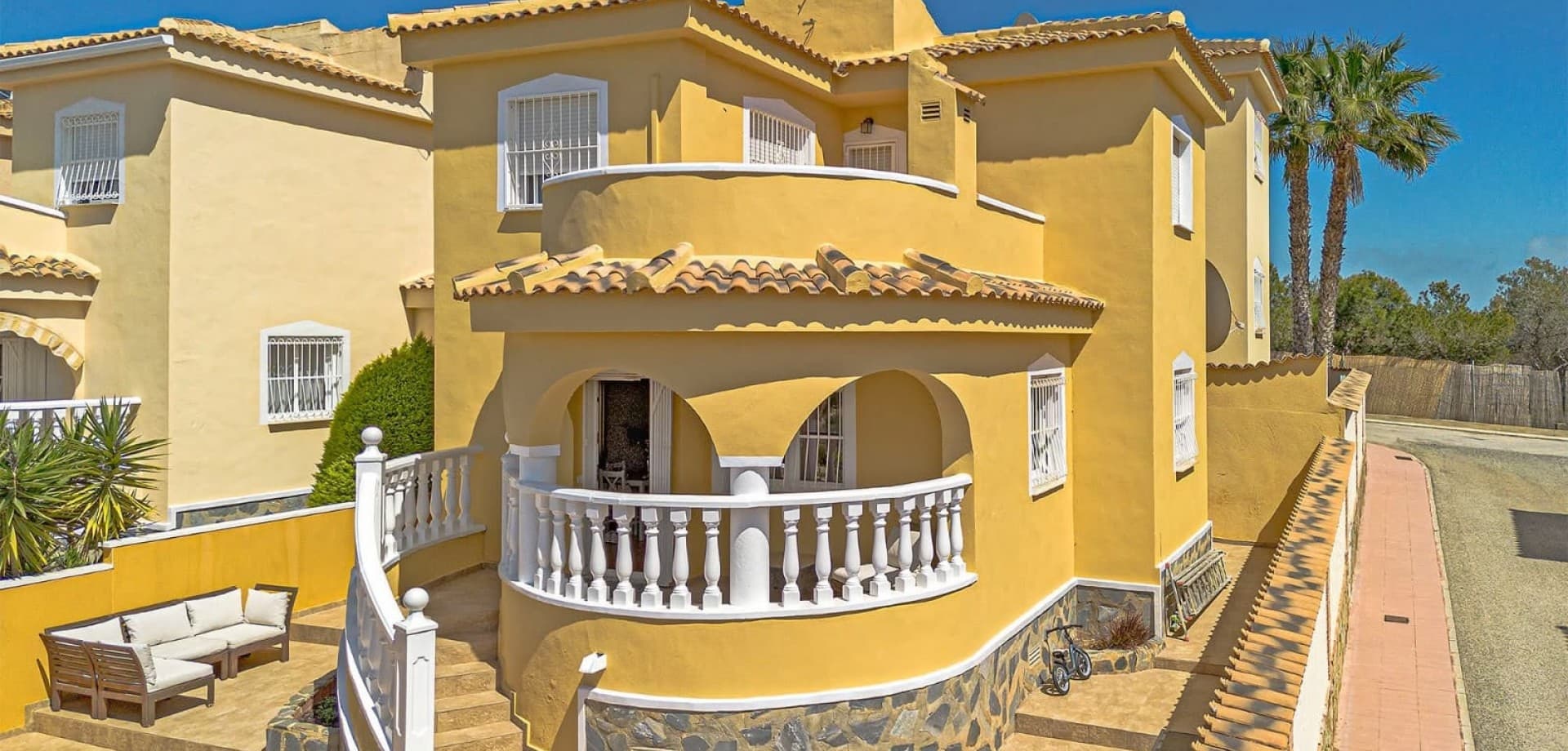 

Este encantador chalet independiente se encuentra en la codiciada zona de Ciudad Quesada, dentro de una tranquila comunidad multinacional de solo 43 viviendas. Situado en una amplia parcela en esquina, ofrece vistas abiertas a las lagunas, Lo Pepín y a los alrededores despejados, creando un ambiente de tranquilidad.

La vivienda cuenta con 3 amplios dormitorios dobles, 2 baños, aire acondicionado y un salón luminoso. En la primera planta, una terraza privada es el lugar perfecto para relajarse y disfrutar de las puestas de sol españolas.

En el exterior, el chalet dispone de una terraza totalmente embaldosada y de fácil mantenimiento que rodea la casa, ideal para reuniones o descanso. Además, cuenta con acceso a fantásticas piscinas comunitarias.

Con fácil acceso a la autopista AP-7 y a tan solo 35–40 minutos del Aeropuerto de Alicante, esta propiedad es ideal tanto como residencia permanente como casa de vacaciones. ¡Lista para entrar a vivir!