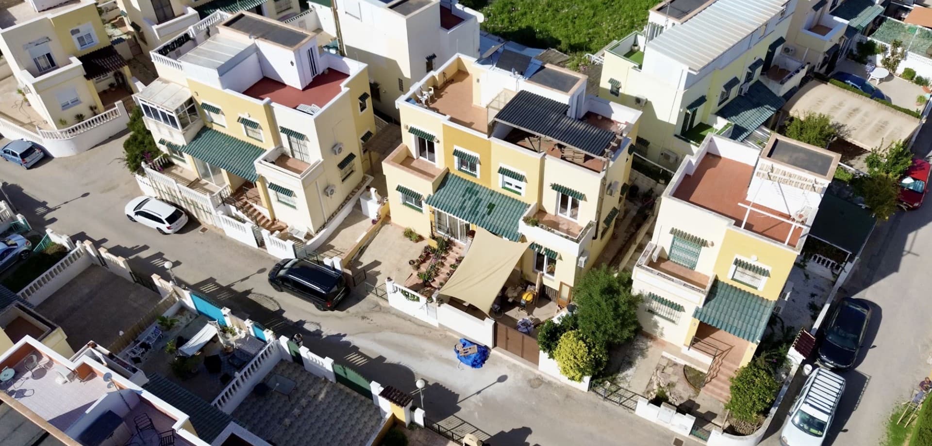 

Discover this lovely semi-detached house located in the peaceful and sought-after area of Los Altos, Orihuela Costa.Built in 1997 on a 131 m² plot, the home is in excellent condition and offers everything for comfortable Mediterranean living.

It features 3 bedrooms, 2 bathrooms, a bright living and dining area, and a fully equipped kitchen.Enjoy plenty of outdoor space with a sunny terrace, balcony, and a private solarium — perfect for relaxing or entertaining guests.

The property is sold fully furnished and includes air conditioning.Situated in a well-maintained residential complex with a beautiful community swimming pool and green areas, within walking distance to restaurants, supermarkets, and only a short drive to the beaches of Playa Flamenca and La Zenia.

Ideal as a permanent home, holiday retreat, or rental investment.

