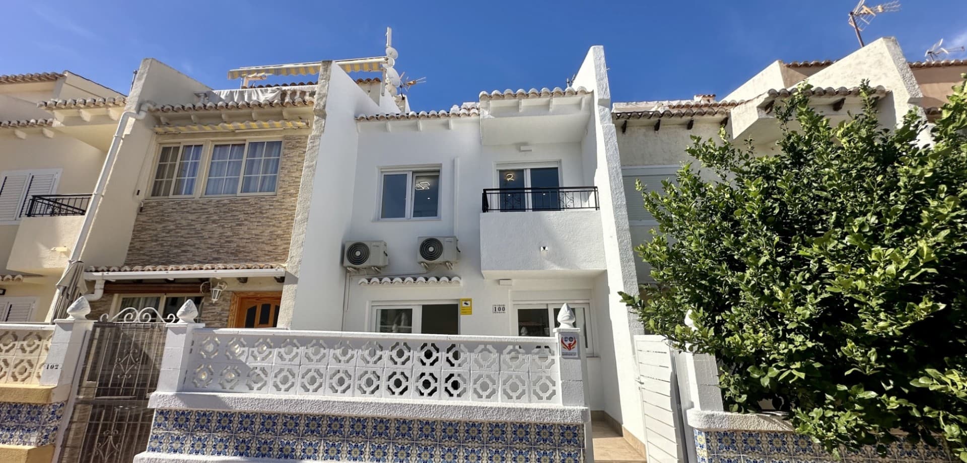 Этот отремонтированный таунхаус расположен в популярном районе Los Balcones – Los Altos del Edén, Торревьеха и идеально подходит для комфортной жизни всей семьи на Коста-Бланке.В доме три спальни и две ванные комнаты, продуманная планировка и светлые помещения. В вашем распоряжении две частные террасы, которые отлично подойдут для отдыха и ужинов на открытом воздухе, а также балкон, который обеспечивает дополнительный приток естественного света.Дом был построен в 1983 году и недавно обновлён, поэтому сочетает в себе прочную конструкцию и современные отделочные материалы — всё готово к заселению. Для комфорта установлены две сплит-системы кондиционирования, в комплексе имеется общий бассейн. На территории предусмотрена парковка для жителей.Район отличается спокойной атмосферой и в то же время находится недалеко от магазинов, ресторанов, услуг и пляжей Торревьехи и Ориуэла Коста.