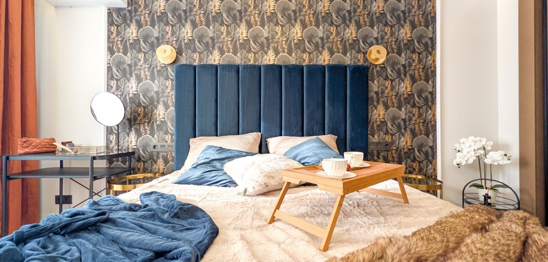 

Discover this beautifully redesigned apartment just steps from Parque de las Naciones and only 500 metres from the beach. Located in a private gated community with a swimming pool, this home offers both comfort and style in the heart of Torrevieja.

With 64 m² of renewed living space, the property features a bright living room, a semi-independent kitchen, two bedrooms, one bathroom and a glazed-in terrace ideal for year-round enjoyment. Every detail has been upgraded — new plumbing, electrical installation, flooring, walls, false ceilings and interior finishes. Designed with a modern touch, the apartment has never been lived in since its renovation. It also includes air conditioning, new furniture and appliances.

Walking distance to restaurants, cafés, supermarkets and Torrevieja’s main square, this home offers a true Mediterranean lifestyle. The beach is just a short stroll away, completing the perfect setting.