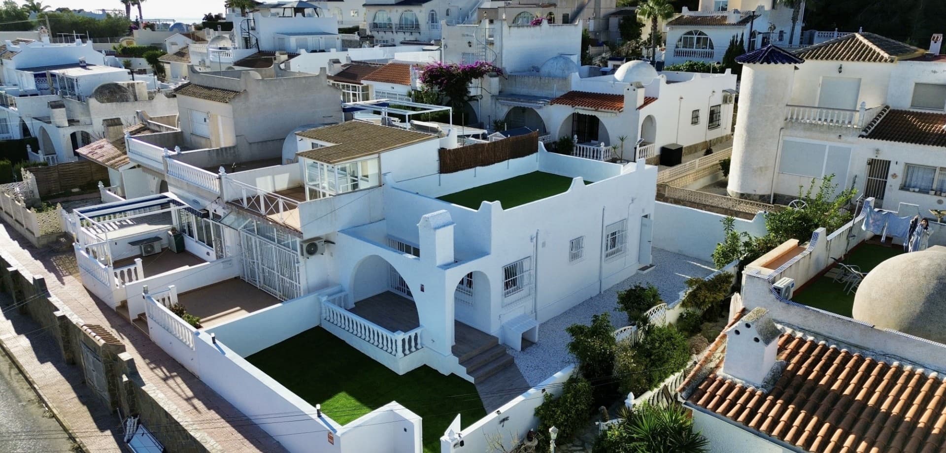 Полностью обновлённый бунгало на участке 202 м² с 147 м² частного сада, современным ремонтом и солнечным солярием 48 м².Основные ПараметрыЖилая площадь: 58 м² + 48 м² солярийУчасток: 202 м²Кладовая включенаВозможность установки частного бассейнаIBI: 144 €/годКоммунитет: около 199 €/годРемонт и ОтделкаЛаминат под дерево2 спальни1 современная ванная с душевойНовая полностью оборудованная кухня (стиральная и посудомоечная машины включены)Солярий с искусственной травой и ограждениемЛокация – Blue Lagoon (Calle Jumilla)4 минуты пешком до школы El LimonarРядом два поля для гольфаБлизко к торговому центру Villamartín5 минут до Marimba Blue Pool & Lounge Bar4 минуты до Greenlands Blue Lagoon