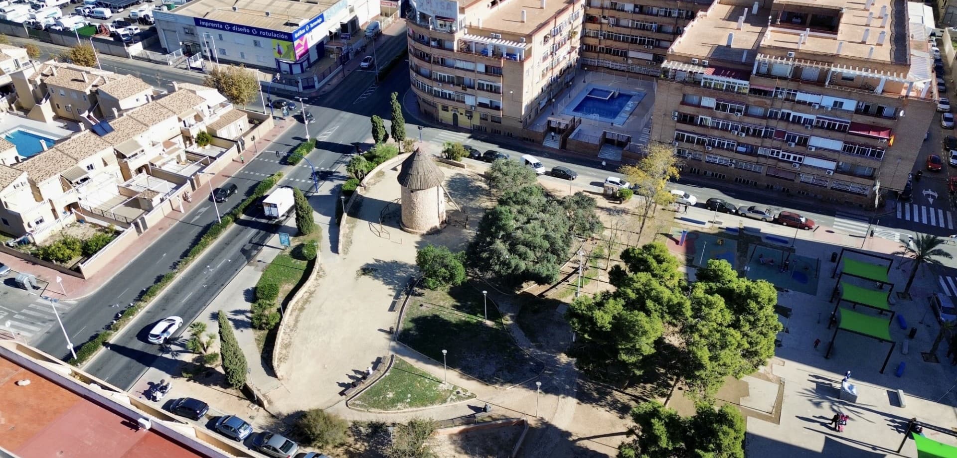 Светлая и ухоженная квартира на третьем этаже современного здания в районе El Molino. Прекрасное естественное освещение, внешние виды и удобное расположение.Характеристики КвартирыОбщая площадь: 65 м²Этаж: 3-й, окна на улицуЗдание с двумя лифтамиОбщий бассейнОбщий солярий и зона для сушки бельяЧастная терраса с видом на солёные озёра2 спальни с естественным светом и встроенными шкафами1 полноценная ванная комнатаОткрытая кухня, соединённая с гостиной; можно сделать отдельнойПродаётся полностью меблированной и готовой к проживаниюЛокация – El Molino, ТорревьехаВ шаговой доступности супермаркеты, спортзалы, рестораны, кафе, общественный транспорт. Удобное жильё в центральном и хорошо связанном районе.