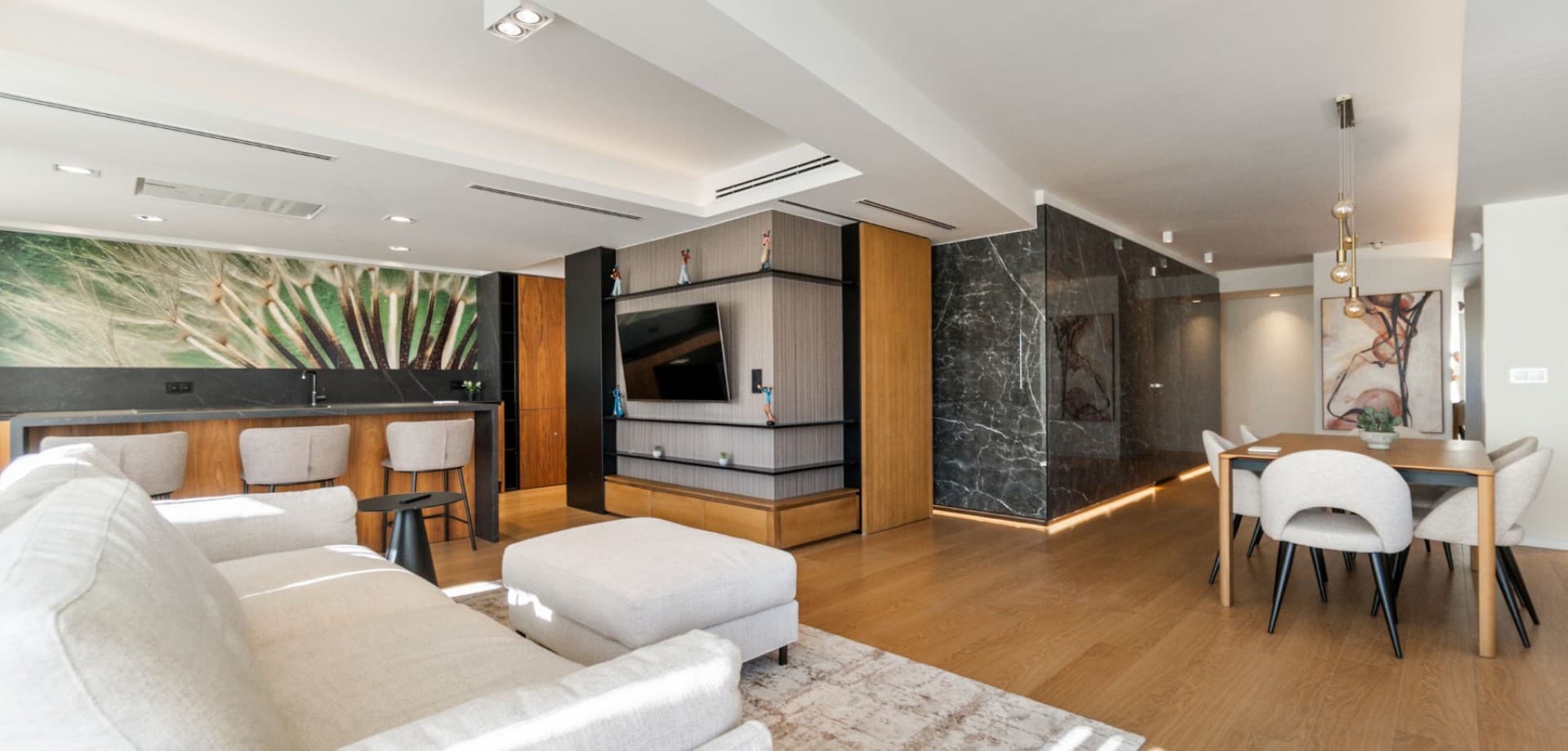 This exceptional penthouse occupies the entire top floor of the building and is the result of two apartments seamlessly combined into one spacious home of approximately 160 m². Fully renovated using premium materials and finishes, the property offers a rare blend of space, quality, and prime location in central Torrevieja.The interior features two generous bedrooms and two modern bathrooms, designed for both comfort and functionality. The layout is bright and open, with excellent natural light throughout, creating a refined yet welcoming living environment.Located just a short walk from the beach, the church, and all central amenities, this penthouse allows you to enjoy Torrevieja’s vibrant lifestyle without the need for a car. Shops, restaurants, cafés, and the promenade are all within easy reach.On top of the building there is a large, private storage.A unique opportunity to own a one-of-a-kind top-floor property in one of Torrevieja’s most sought-after central locations — ideal as a permanent residence, luxury holiday home, or high-value investment.On top of the building there is a large, private storage.