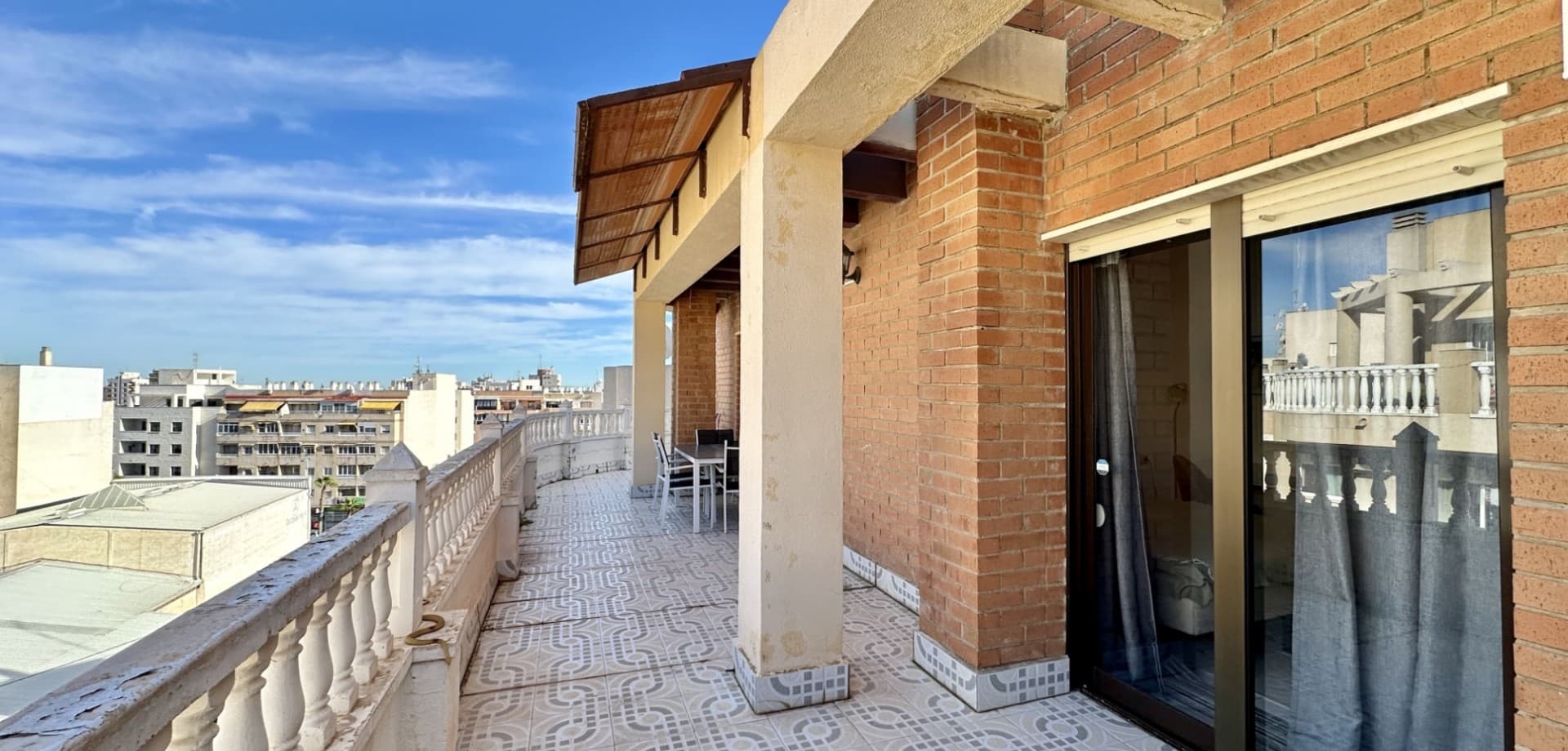 This well-maintained apartment is located in Torrevieja and offers a comfortable layout combined with an exceptionally spacious terrace — ideal for enjoying the Mediterranean lifestyle.The property features 1 bedroom, 1 bathroom, and a total built area of 57 m². The living area is bright and functional, with an open connection to the dining space and kitchen, creating a pleasant and practical living environment.The bedroom is generously sized and has direct access to the terrace, providing excellent natural light and an airy feel. The bathroom is well laid out and fully equipped.One of the highlights of this apartment is the large terrace, perfect for outdoor dining, sunbathing, or relaxing all year round.Located close to all amenities such as shops, restaurants, and public transport, this property is ideal as a holiday home, permanent residence, or rental investment.Key features:1 bedroom1 bathroom57 m² builtLarge private terraceBright living areasGood location in Torrevieja
