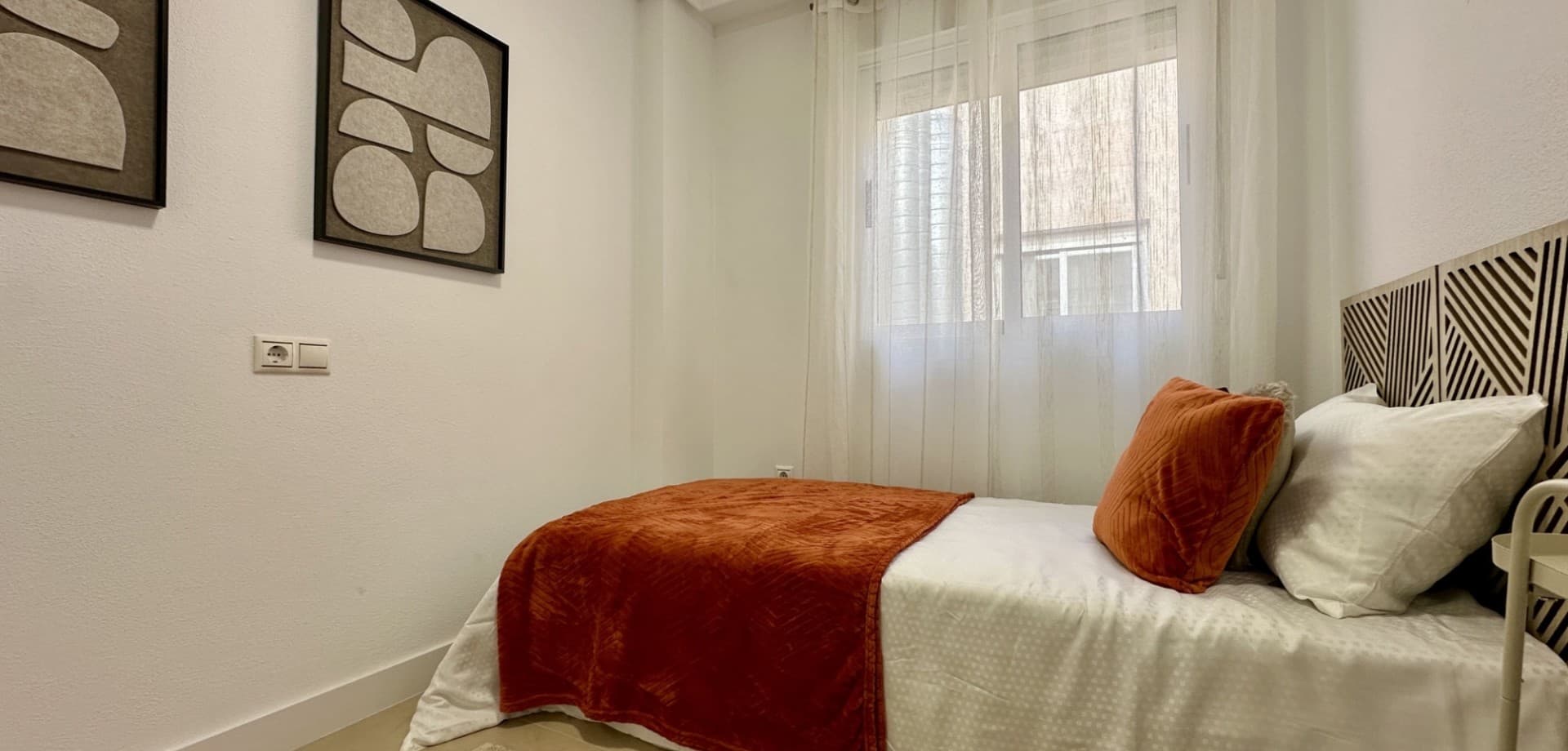 Просторная квартира с 3 спальнями с аналогичной планировкой, расположенная на 2 этаже ухоженного здания в Торревьехе, в пешей доступности от моря и всей инфраструктуры.Квартира предлагает большую гостиную-столовую, три светлые спальни и хорошее естественное освещение — идеальный вариант как пустая основа для индивидуального дизайна.⚠️ ВАЖНО:КВАРТИРА ПРОДАЁТСЯ ПОЛНОСТЬЮ ПУСТОЙБЕЗ МЕБЕЛИБЕЗ УСТАНОВЛЕННОЙ КУХНИБЕЗ САНТЕХНИКИ В ВАННЫХПодходит для постоянного проживания, отдыха или инвестиции.