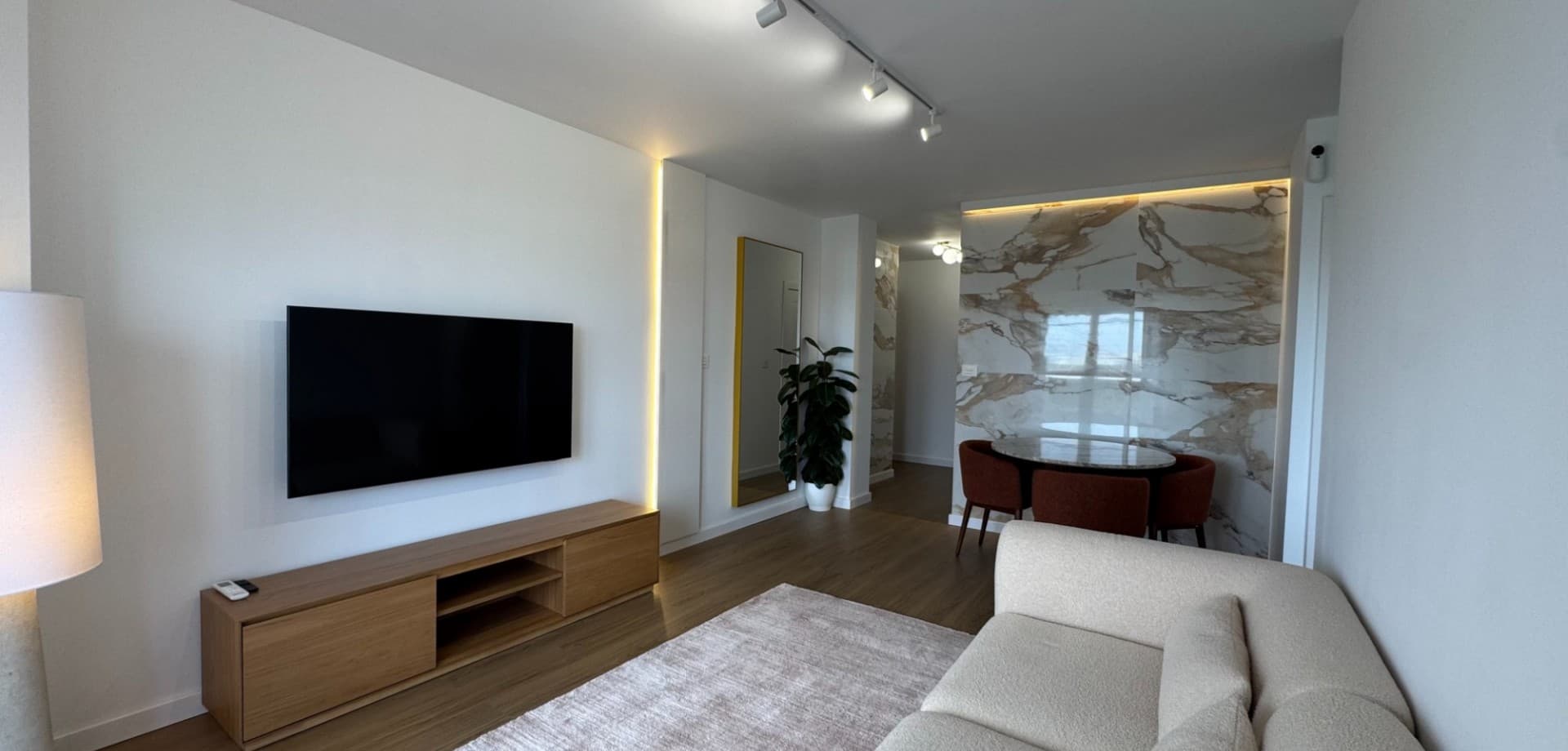 Ubicado a solo 500 metros del mar Mediterráneo, este ático esquinero completamente reformado en la 6ª planta ofrece privacidad, luz natural y vistas panorámicas en una de las zonas más prestigiosas de Punta Prima.Su posición elevada y distribución en esquina permiten disfrutar de vistas abiertas al mar, las salinas, las montañas y el skyline urbano, con amaneceres y atardeceres visibles durante todo el año. La vivienda destaca por su gran luminosidad y sensación de amplitud tanto de día como de noche.La propiedad cuenta con una superficie construida de 70 m² y ha sido reformada con altas calidades. Todas las ventanas abren directamente a la terraza, eliminando patios interiores y creando una conexión fluida entre interior y exterior. Las ventanas panorámicas con aislamiento acústico garantizan un excelente confort sonoro sin renunciar a las vistas.El interior combina mobiliario de diseño moderno con elementos de piedra natural y suelos porcelánicos de gran formato. La cocina está totalmente equipada e incluye placa de inducción y electrodomésticos de calidad. Dispone de aire acondicionado inverter con control WiFi, termo programable y buen aislamiento. Se vende completamente amueblado y listo para su uso inmediato.El edificio dispone de ascensor y piscina comunitaria. La rehabilitación completa de la fachada está actualmente en curso y ha sido totalmente abonada, sin costes adicionales para el nuevo propietario. El apartamento cuenta con licencia turística y es posible emitir una nueva licencia, ya que se conceden licencias en este edificio.Dispone de aparcamiento comunitario cerrado con techo dentro del recinto. Plaza de garaje subterránea opcional disponible por 10.000 €.