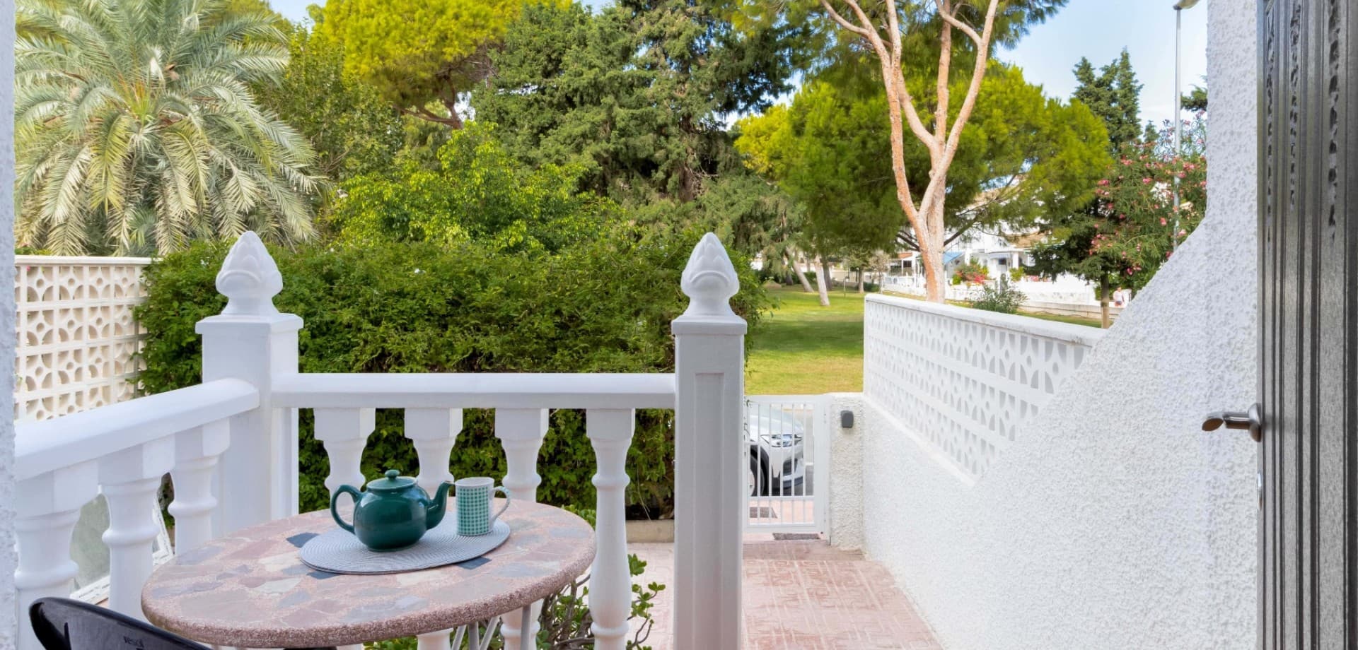 Добро пожаловать в этот прекрасно полностью отреставрированный таунхаус, идеально расположенный в самом сердце Ла Зения, непосредственно рядом с тихим зелёным парком — редкое сочетание спокойствия и престижной жизни у моря.Недвижимость имеет исключительное расположение всего в 350 метрах от пляжа Ла Зения и в 950 метрах от La Zenia Boulevard — одного из крупнейших и самых оживлённых торговых центров на Коста Бланка.Этот очаровательный дом в испанском стиле был полностью обновлён по высоким стандартам с большим вниманием к деталям, предлагая современный комфорт при сохранении средиземноморского характера.Внутри дом предлагает светлую и просторную гостиную, плавно соединённую с новой полностью оборудованной кухней, включая систему фильтрации питьевой воды. Большие энергоэффективные окна обеспечивают комфортный микроклимат в течение всего года.Дом предлагает три спальни с красивым видом на парк и три ванные комнаты, включая одну удобно расположенную во внутреннем дворике рядом с прачечной.Реновация включает новую электропроводку, новую сантехнику, бронированные входные двери, встроенные шкафы и кондиционирование — что делает дом полностью готовым к проживанию.Открытые пространства также очень привлекательны: уютный приватный двор с зоной барбекю, терраса и патио, идеально подходящие для отдыха, приёма гостей и наслаждения средиземноморским образом жизни.В стоимость также входят крытое парковочное место и кладовая, добавляя практичность и долгосрочную ценность.Продаётся полностью меблированным и представляет редкую возможность приобрести готовый к проживанию дом в одном из самых востребованных районов Коста Бланка — сочетая центральное расположение, пешую доступность к пляжу и исключительное спокойствие.Основные характеристикиТаунхаус · 2 этажаПлощадь: около 80 м²Участок: 50 м²3 спальни · 3 ванныеТерраса и балконПолностью отреставрированВстроенные шкафыКладоваяКондиционированиеКрытая парковка включенаПродаётся с мебелью