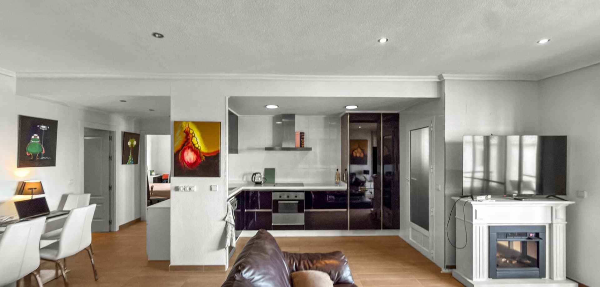 Предлагается светлая и стильная квартира в престижном жилом комплексе в Кампоамор, в шаговой доступности от супермаркета Mercadona, ресторанов, баров и торгового центра La Fuente.Планировка включает:Две просторные спальни со встроенными шкафамиДве современные ванные комнаты, одна из которых en-suiteПолностью оборудованную кухню, объединённую с гостиной и столовойПросторную частную террасу для наслаждения средиземноморским климатомКомплекс предлагает общий бассейн, ухоженные зелёные зоны и спокойную атмосферу.Рядом находится престижное поле для гольфа Campoamor.Идеально подходит как для отдыха, так и для инвестиций или постоянного проживания.