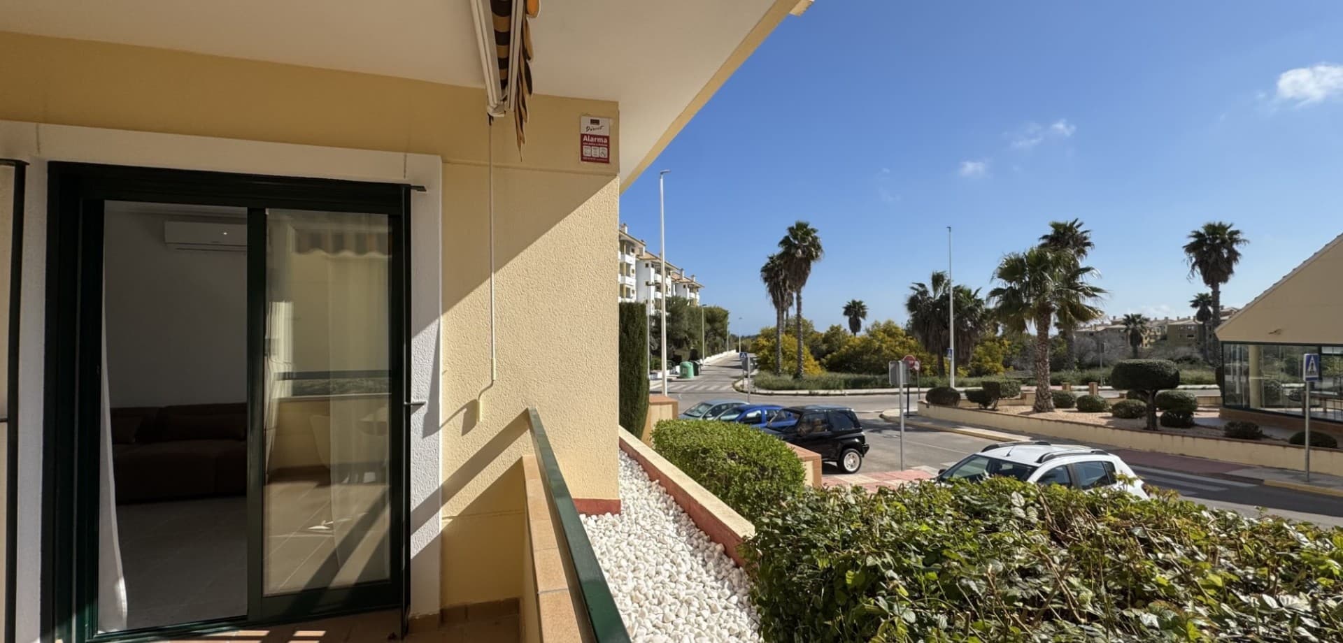 Ubicado en la atractiva zona de golf de Lomas de Campoamor, este apartamento totalmente reformado y orientado al sur ofrece una combinación perfecta de confort y estilo de vida. Situado en una planta baja elevada, disfruta de vistas abiertas, abundante luz natural durante todo el día y una agradable sensación de privacidad.La vivienda cuenta con 83 m² construidos, distribuidos en dos amplios dormitorios y dos baños modernos, uno de ellos con una elegante ducha tipo walk-in. La reforma se ha realizado con gran atención al detalle y materiales de alta calidad, como suelos porcelánicos de gran formato y elementos en piedra natural, creando un ambiente elegante y armonioso. El salón es luminoso y acogedor, conectado con una cocina totalmente equipada con placa de inducción y electrodomésticos modernos.El apartamento se percibe luminoso y aireado gracias a una bonita entrada de luz natural. Además, dispone de aire acondicionado inverter, calefacción central de gas, doble sistema de agua caliente, buen aislamiento acústico, iluminación LED integrada y sistema de seguridad.Se vende completamente amueblado con una decoración elegante, listo para entrar a vivir.La urbanización está muy bien cuidada y ofrece zonas verdes y piscina comunitaria. A poca distancia a pie se encuentra el centro comercial Las Fuentes, con restaurantes y cafeterías que se convierten fácilmente en un punto de encuentro. Para los amantes del golf, el campo de golf de Campoamor está muy cerca, junto con otros campos reconocidos en la zona.Una oportunidad ideal para adquirir una vivienda de alta calidad en una de las zonas más demandadas de la Costa Blanca, perfecta como residencia habitual, casa vacacional o inversión.