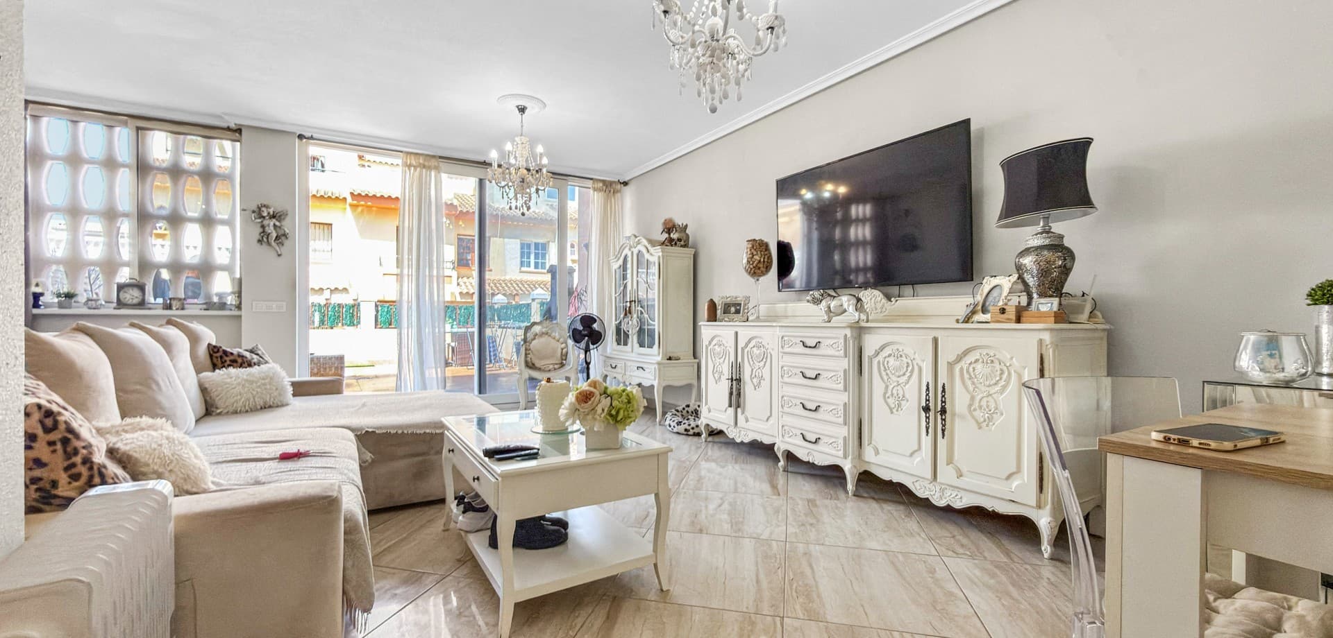 Step into this beautifully renovated townhouse in the sought-after area of La Florida — where modern comfort meets Mediterranean lifestyle.Recently refurbished to a high standard, the property offers a bright and open living and dining area, seamlessly connected to a spacious sun-drenched terrace through large sliding doors. This creates a perfect indoor-outdoor living experience, ideal for relaxing or entertaining throughout most of the year.Upstairs, you’ll find two well-sized bedrooms and two bathrooms, along with a fantastic rooftop solarium on the third floor — complete with storage space and the possibility to easily create a third bedroom if desired.The home is part of a quiet and well-maintained community, featuring a large communal pool and green surroundings. All essential amenities such as restaurants, bars, shops, and parks are just a short walk away, while the beautiful beaches of Orihuela Costa are less than 10 minutes by car.Key Features3 floors townhouse100 m² built2 bedrooms (option for 3rd)2 bathroomsLarge sunny terracePrivate solarium with storageFitted wardrobesCommunal poolExcellent location close to all amenities