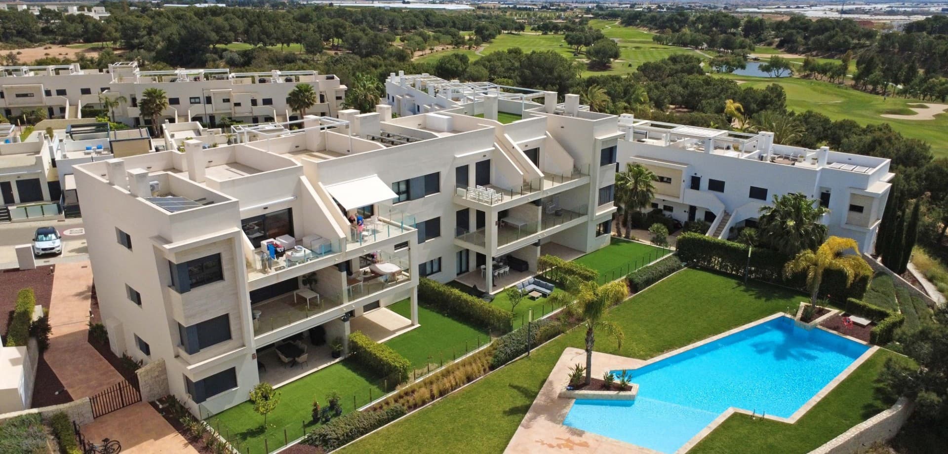 Welcome to this stunning ground floor apartment located in the prestigious Lo Romero Golf Resort – a perfect combination of modern comfort, prime location, and beautiful surroundings.Built in 2023 and presented in as-new condition, this stylish home offers 2 spacious bedrooms and 2 modern bathrooms, designed with both functionality and elegance in mind.The property features two generous terraces, allowing you to enjoy the sun throughout the entire day. At the front, you have a charming terrace with morning sun – ideal for breakfast and relaxed starts to the day. At the back, a large private terrace offers sun from midday until evening, with beautiful views over the communal pool and the golf course.The apartment is sold fully furnished, ready to move into, and includes private parking within a secure gated community.This is a perfect choice for golf lovers, holiday home buyers, or investors looking for a modern property in a high-demand area.