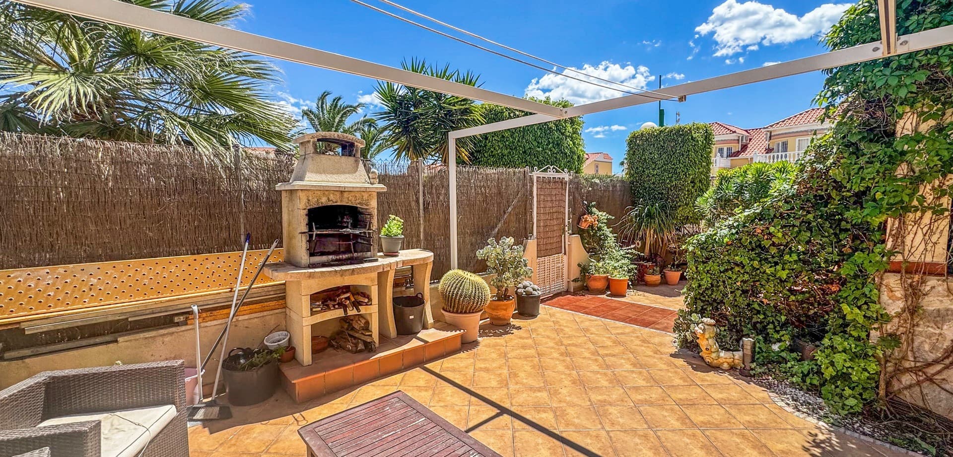 Located in the sought-after residential area of Los Almendros in Orihuela Costa, this charming ground floor bungalow offers the perfect combination of comfort, spacious outdoor living, and an excellent location on the Costa Blanca.The property features three bedrooms and two full bathrooms, making it ideal as a permanent residence, holiday home, or investment property for families looking to enjoy the Mediterranean lifestyle.Inside, the home offers a spacious fully equipped kitchen, a bright and welcoming living and dining area, as well as practical additional spaces including a laundry room and storage room that provide extra functionality for everyday living. Air conditioning ensures comfort throughout the year.One of the standout features of this property is the impressive private terrace of approximately 60 m² — a fantastic outdoor space perfect for relaxing, dining with family and friends, or enjoying the sunny climate of Orihuela Costa all year round.The well-maintained urbanisation also offers a communal swimming pool and secure gated parking within the residential complex.The location is excellent, close to sports facilities, restaurants, supermarkets, and only a short distance from the popular La Zenia Boulevard shopping centre. Beautiful beaches, golf courses, and all essential amenities are also easily accessible.Please note that one of the bedrooms could not be photographed due to specific circumstances at the time of the visit. However, the room can of course be viewed during an in-person viewing of the property.Presented in good overall condition and ready to move into, this ground floor bungalow represents an excellent opportunity in one of the most desirable areas of Orihuela Costa.