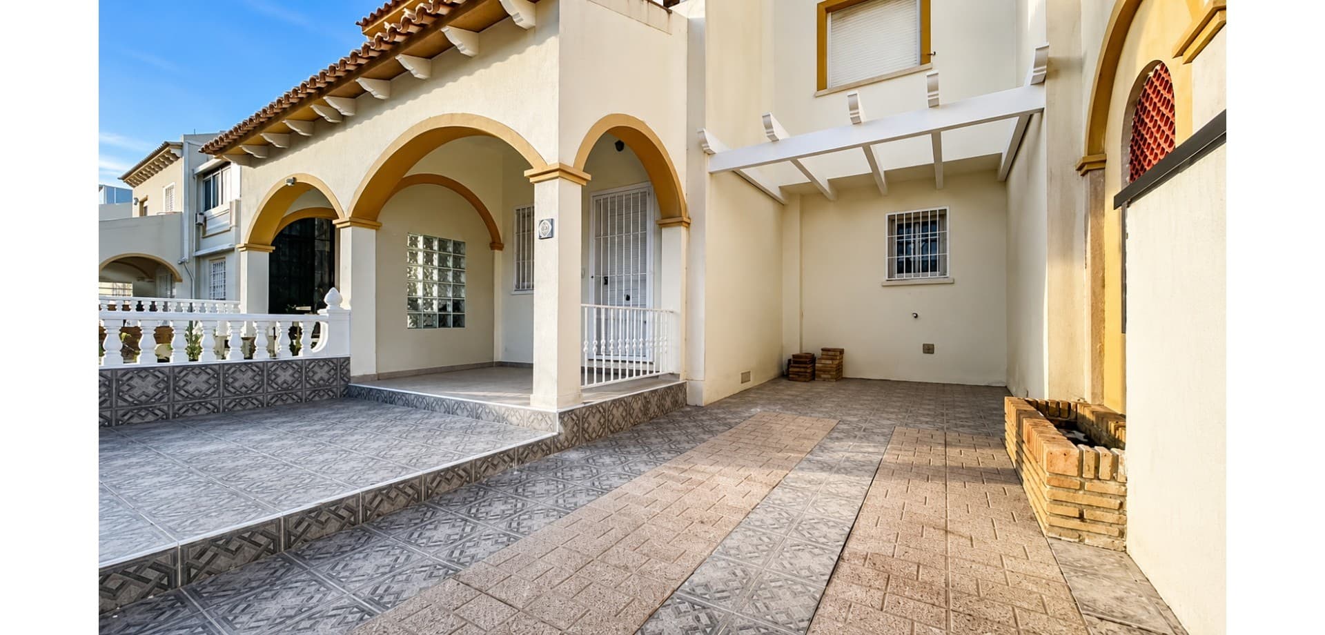 Located in the popular residential area of Los Almendros in Orihuela Costa, this charming triplex offers a fantastic combination of renovated interiors, outdoor living, and an excellent location close to all amenities and beaches of the Costa Blanca.The property is distributed across multiple levels and features two bedrooms and two bathrooms, making it ideal as a permanent residence, holiday home, or investment property. Both the kitchen and bathrooms have been renovated, offering a modern and functional style ready to enjoy.Inside, the home feels bright and refreshed thanks to the complete repainting of the entire property, including all walls and interior doors. The layout also includes a practical laundry area and a small storage room that adds extra convenience for everyday living.Outside, the property offers several pleasant outdoor spaces, including a front terrace ideal for relaxing or dining outdoors, as well as a private solarium terrace perfect for enjoying the sun and Mediterranean climate all year round.The property also benefits from private parking, a highly valuable feature in this sought-after area of Orihuela Costa.Situated close to restaurants, supermarkets, sports facilities, golf courses, and just a short drive from the beaches and the popular La Zenia Boulevard shopping centre, this triplex is an excellent opportunity in a quiet and well-connected residential area.