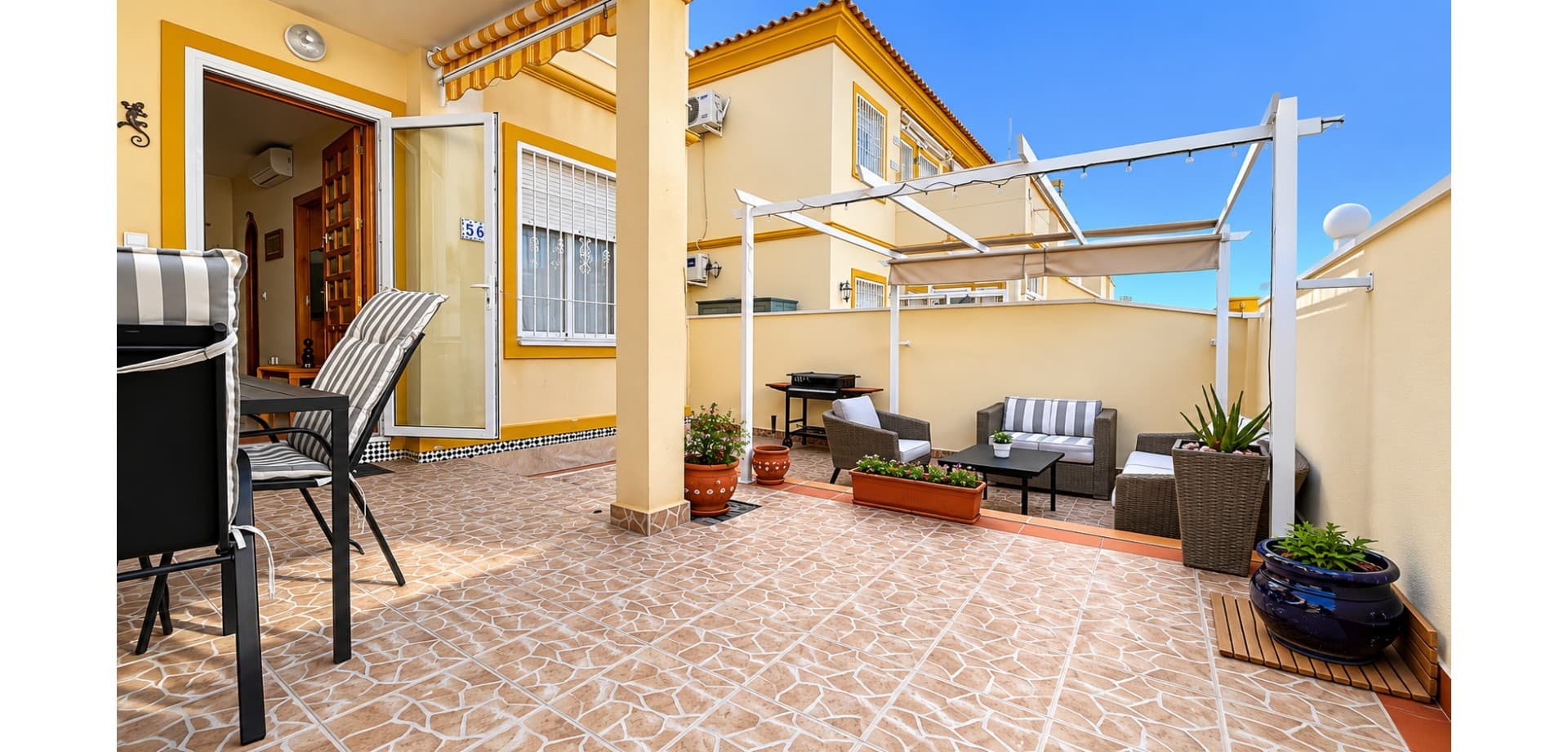 Ubicado en una tranquila urbanización con bonitas zonas comunes y piscina comunitaria, este encantador bungalow en planta baja ofrece comodidad, espacios exteriores y una excelente ubicación en la Costa Blanca.La vivienda dispone de un amplio patio privado de aproximadamente 35 m², perfecto para relajarse, disfrutar de comidas al aire libre o aprovechar el fantástico clima mediterráneo durante todo el año. Además, cuenta con un práctico pequeño trastero que aporta comodidad adicional.En el interior encontramos un luminoso salón, una cocina funcional con tendedero/galería, dos dormitorios y un baño completo. La vivienda se vende completamente amueblada, siendo ideal tanto para entrar a vivir como para disfrutarla como segunda residencia o inversión.La ubicación es excelente, rodeada de todos los servicios necesarios y junto a instalaciones deportivas y colegios. El popular centro comercial La Zenia Boulevard y algunas de las mejores playas de Orihuela Costa se encuentran a tan solo unos minutos en coche.Una fantástica oportunidad para adquirir un cómodo bungalow en una zona tranquila y bien conectada cerca de todo lo necesario.
