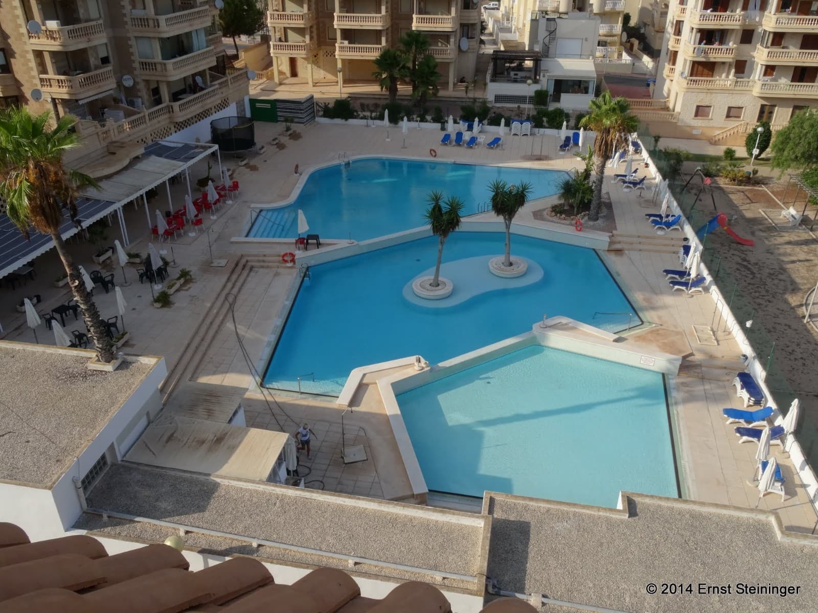 Apartamento de 3 dormitorios y 2 baños a tan solo 150 metros de la playa del Moncayo en Guardamar. El apartamento está orientado al sur en la planta baja de este bonito complejo de apartamentos. La propiedad tiene un ascensor que te lleva al garaje en el sótano o a la azotea común con fantásticas vistas al mar Mediterráneo. La zona tiene una zona de piscina comunitaria muy bonita. El apartamento está en buenas condiciones y se vende sin amueblar.