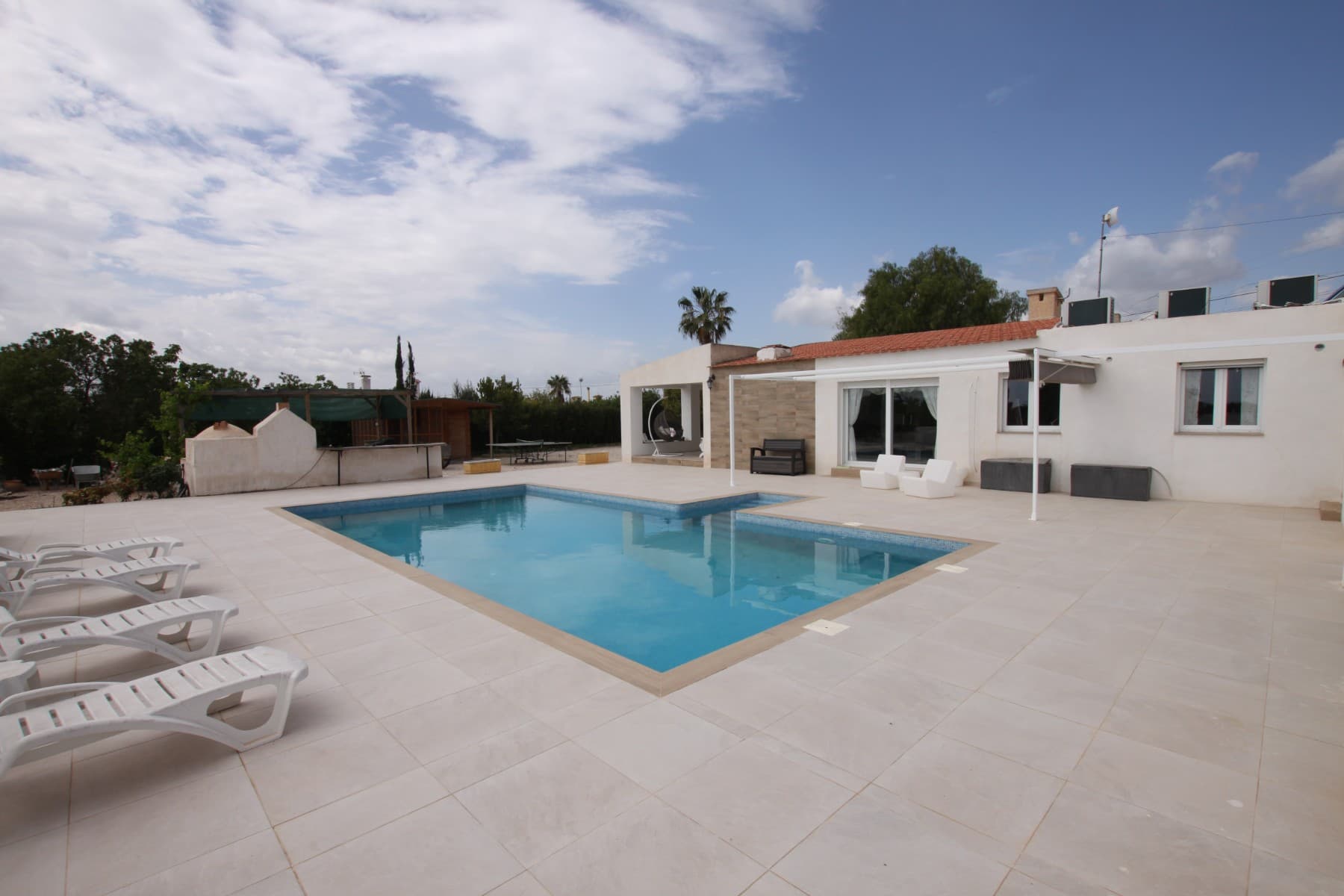 Horse farm just outside Crevillente. The home is 190 m2 and consists of 5 bedrooms, 3 bathrooms (of which 2 ensuite), large living room with dining area and an open kitchen. On the outside, there are approx. 300 m2 of terraces with a 5x10 meter pool, an outdoor kitchen with grill and pizza oven, a fish pond, 2 6x3 meter pergolas, several sitting areas and a large orchard. The whole house has been completely renovated in the last 5 years with waterborne underfloor heating throughout the house, new insulating windows, new AC in all rooms, new white goods and the whole house is additionally insulated. A plot of approx. 3100 m2. On the plot there is a riding facility with stalls for 3 horses, a riding track of 18x30 meters and a saddle room / storage room. Good riding opportunities directly adjacent to the farm. There is also the possibility of buying land directly adjacent to the farm. Permits are available for 5 horses.