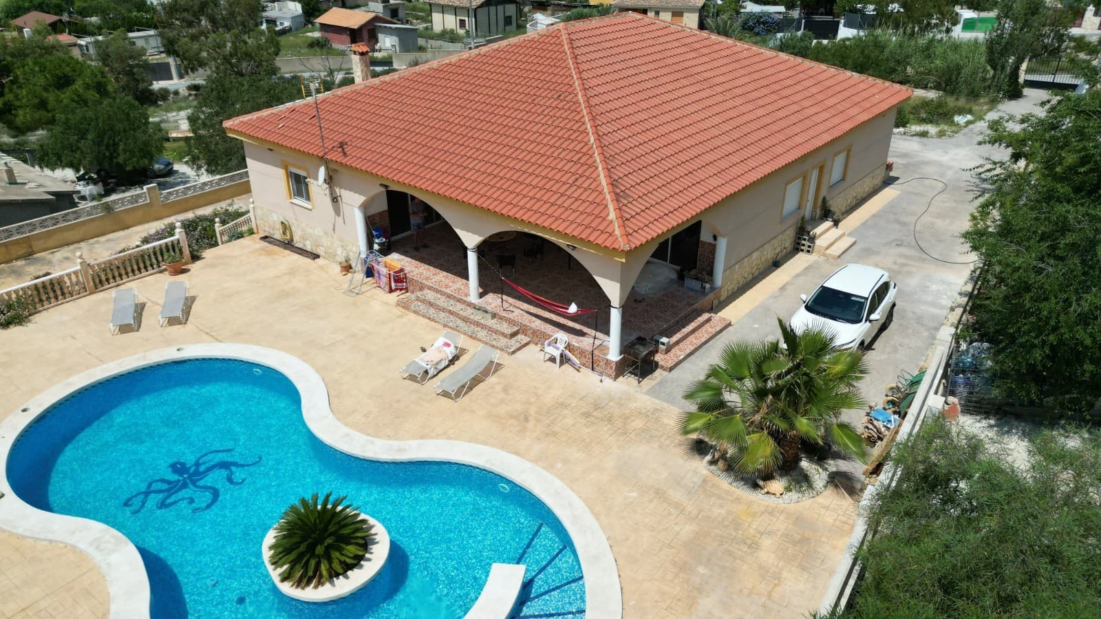 A tan solo 15 minutos del centro de Alicante encontramos esta maravillosa villa en Villanueva. La villa, que tiene un total de 271m2, consta de 5 dormitorios, 2 baños, una cocina independiente y un amplio y bonito salón con una gran terraza cubierta. En el exterior también encontramos una gran piscina privada con una preciosa terraza a su alrededor y bonitas plantaciones. En la parcela, que tiene una superficie total de 2500m2, hay mucho espacio para aparcar varios coches. Una propiedad que realmente recomendamos visitar.